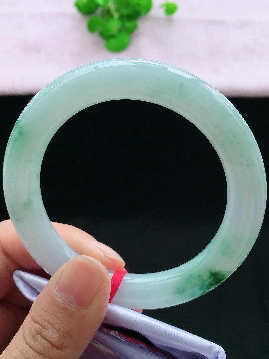 正圈58-59可戴，种老水足，尺寸57.7/10.8/10.8mm，冰飘花圆条翡翠手镯