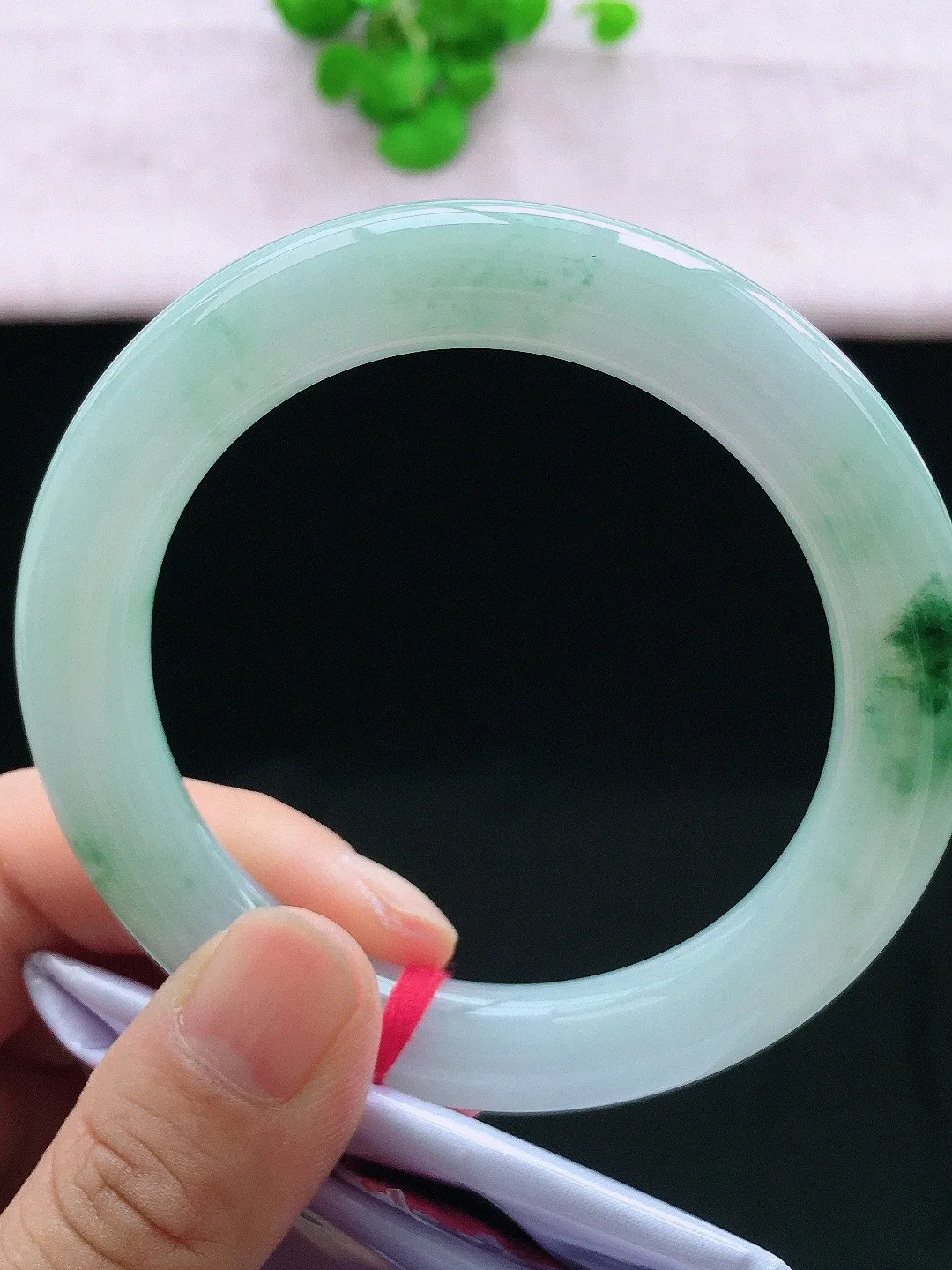 正圈58-59可戴，种老水足，尺寸57.7/10.8/10.8mm，冰飘花圆条翡翠手镯