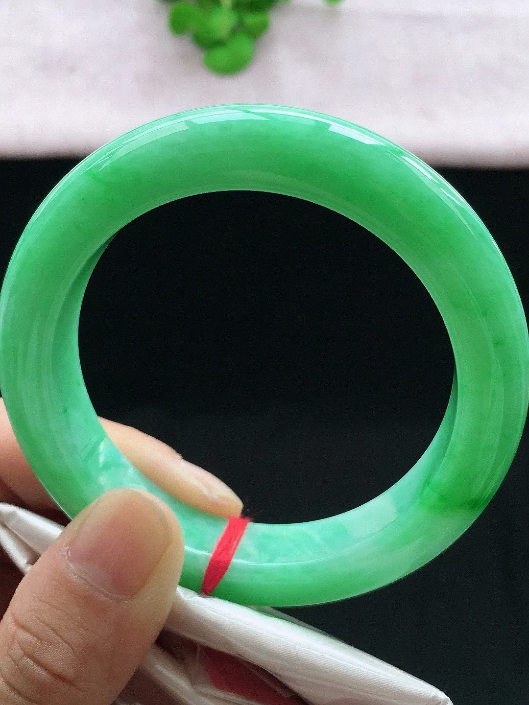 正圈57-58可戴，种老水足，尺寸57.4/12.5/10mm，满绿正圈翡翠手镯