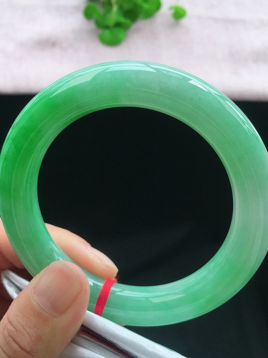 正圈61-62可戴，种老水足，尺寸60.6/12.4/12.4mm，冰飘绿大圈口圆条翡翠手