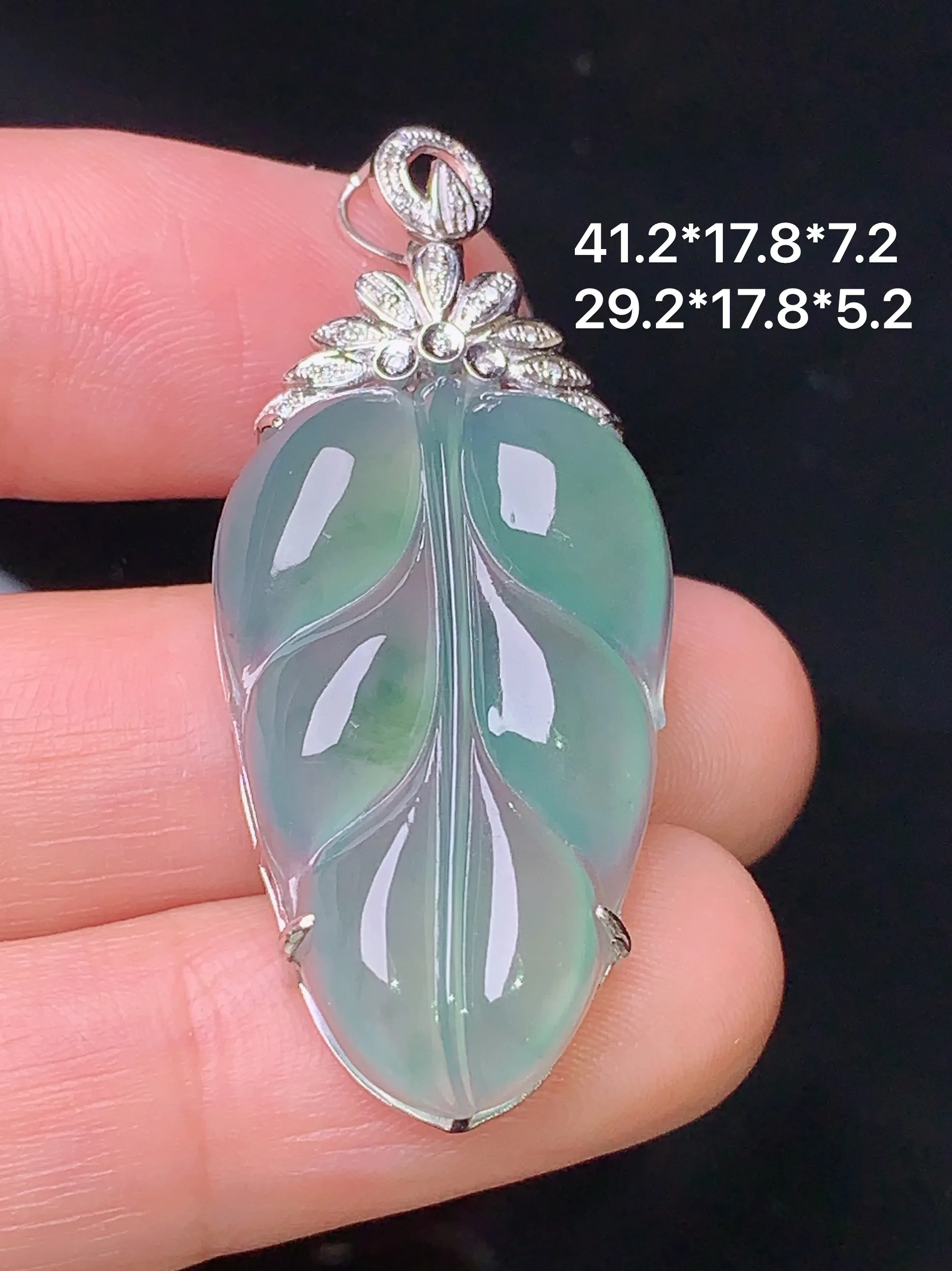 18k金钻镶嵌冰种树叶吊坠 玉质细腻 水润亮眼  色泽艳丽 整体尺寸41.2*17.8*7.2