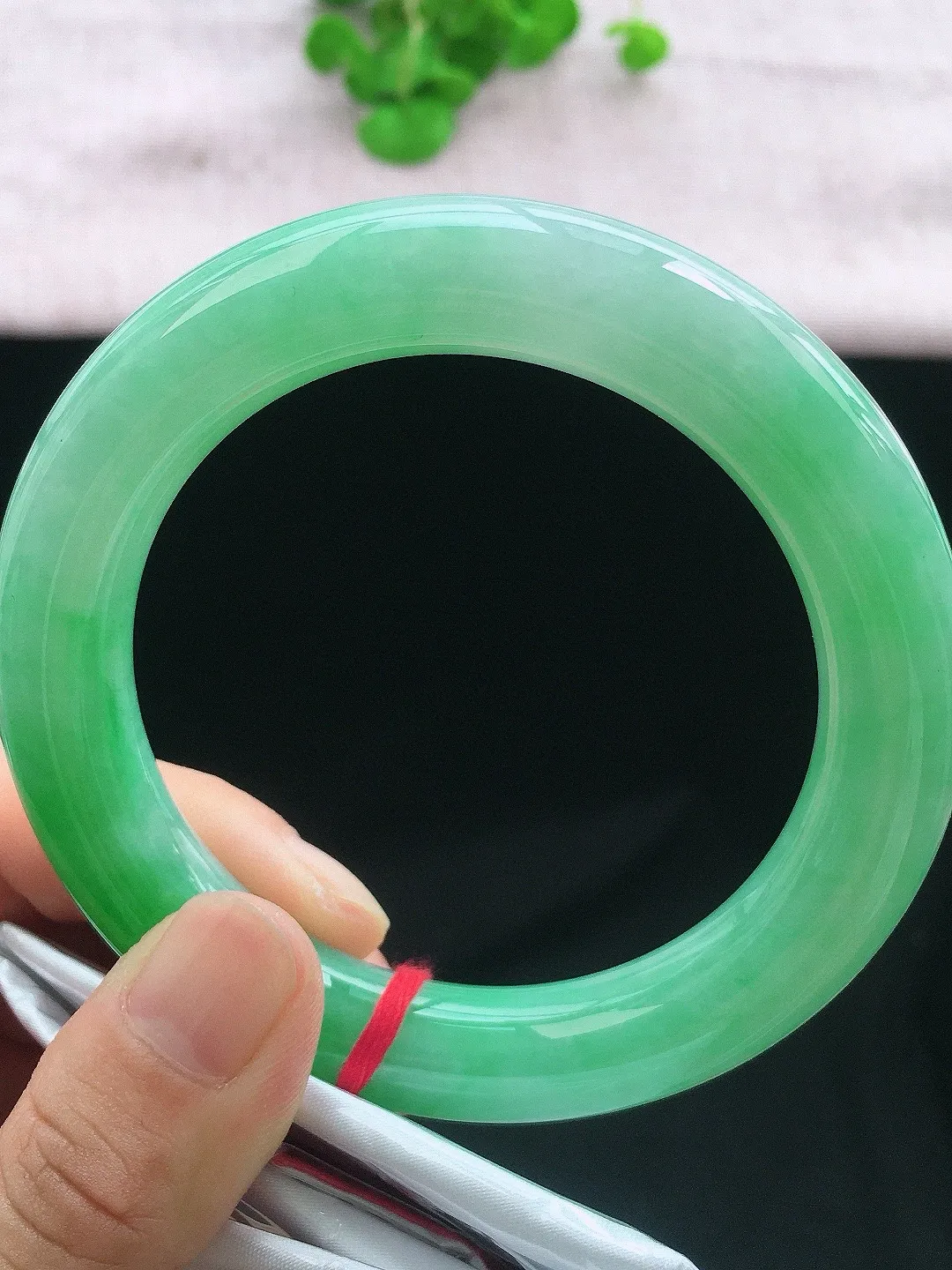 正圈61-62可戴，种老水足，尺寸60.6/12.4/12.4mm，冰飘绿大圈口圆条翡翠手