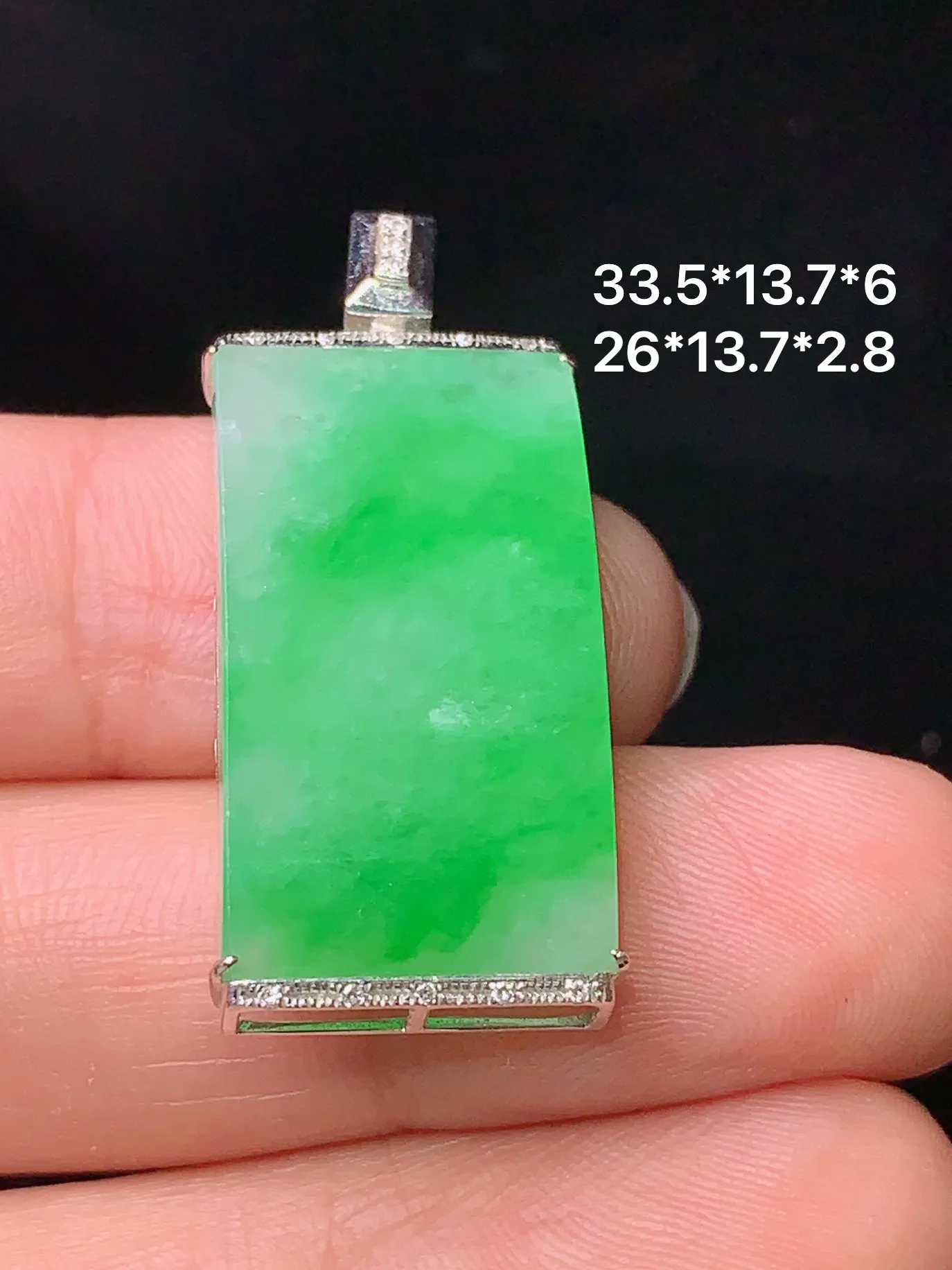 18k金钻镶嵌翠绿无事牌吊坠 玉质细腻 水润亮眼  色泽艳丽 整体尺寸33.5*13.7*6