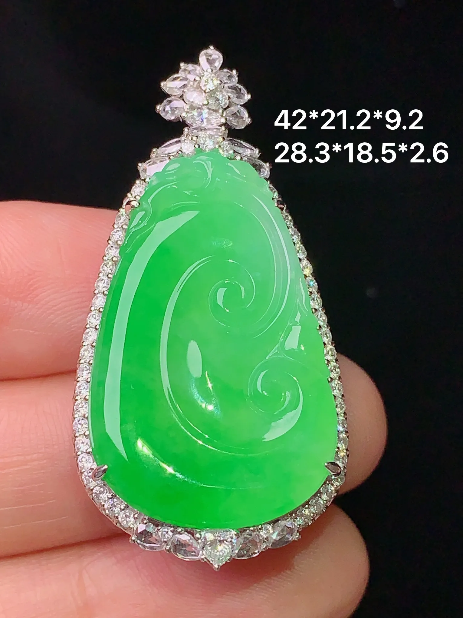 18k金钻镶嵌翠绿如意吊坠 玉质细腻 水润亮眼 色泽艳丽 整体尺寸42*21.2*9.2
