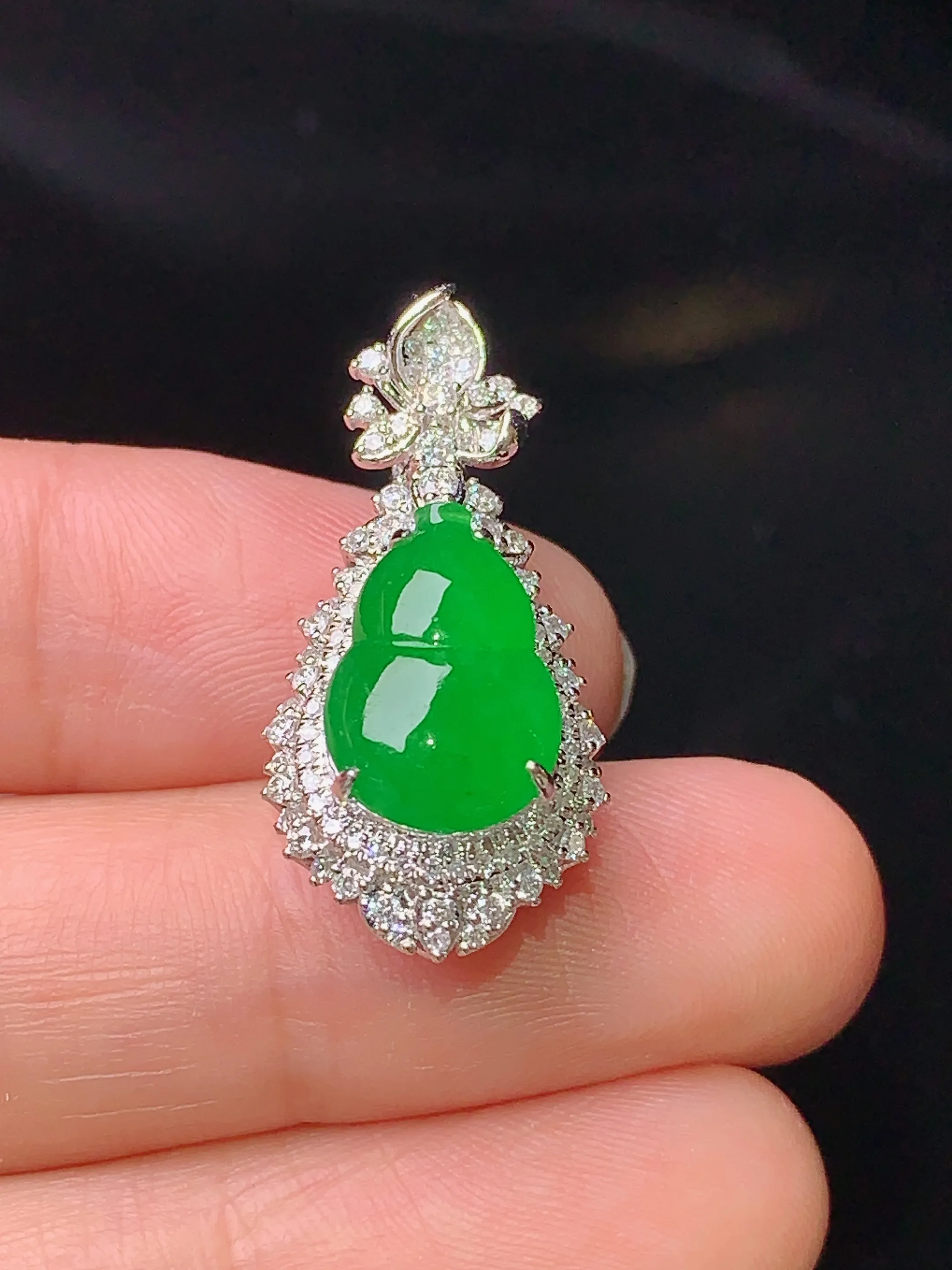 18k金钻镶嵌满绿葫芦吊坠 玉质细腻 水润亮眼  色泽艳丽 整体尺寸27.1*13*11.6