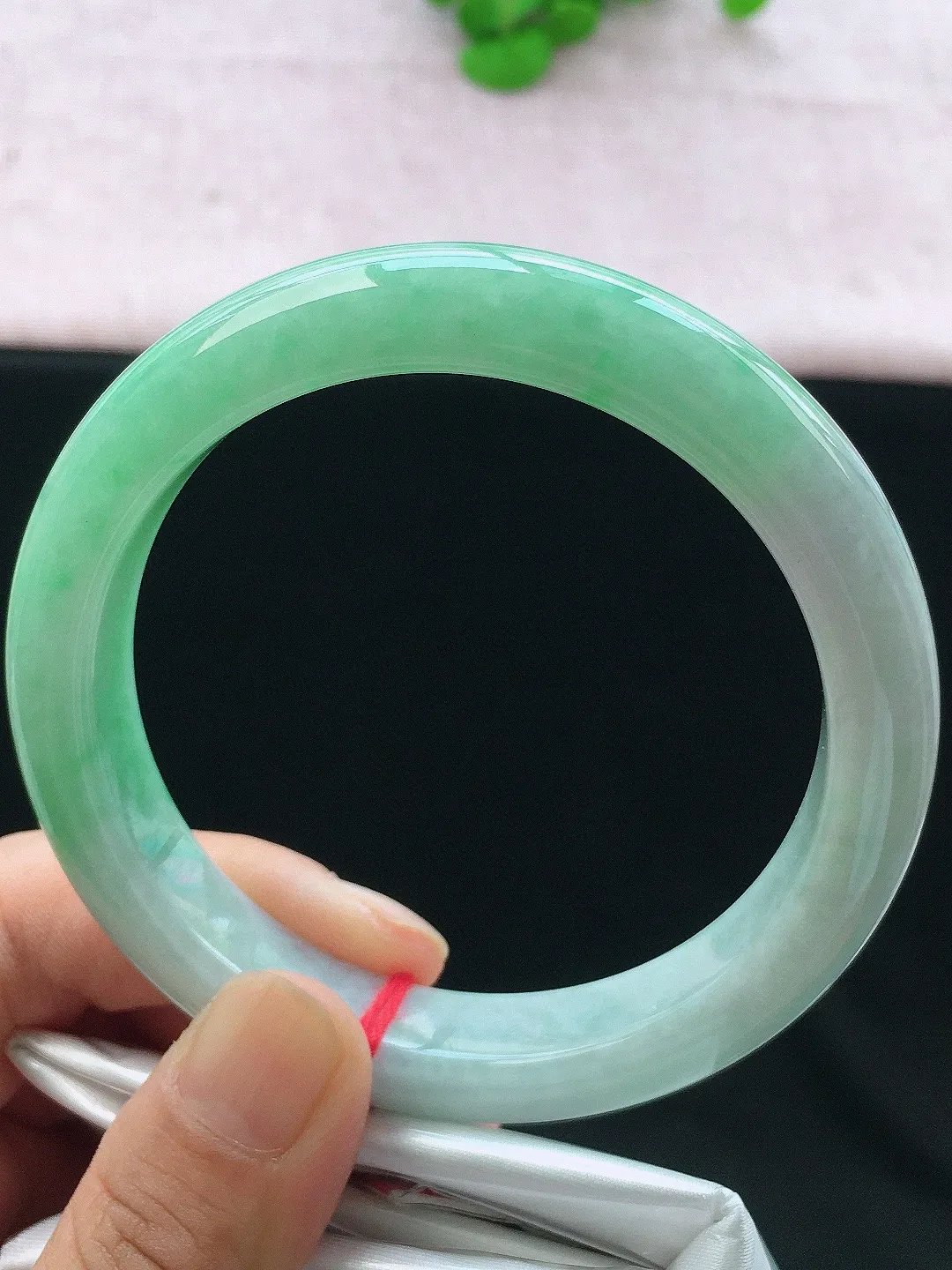 正圈62-63可戴，种老水足，尺寸62.5/12.3/9.5mm，冰飘绿大圈口正圈翡翠手镯