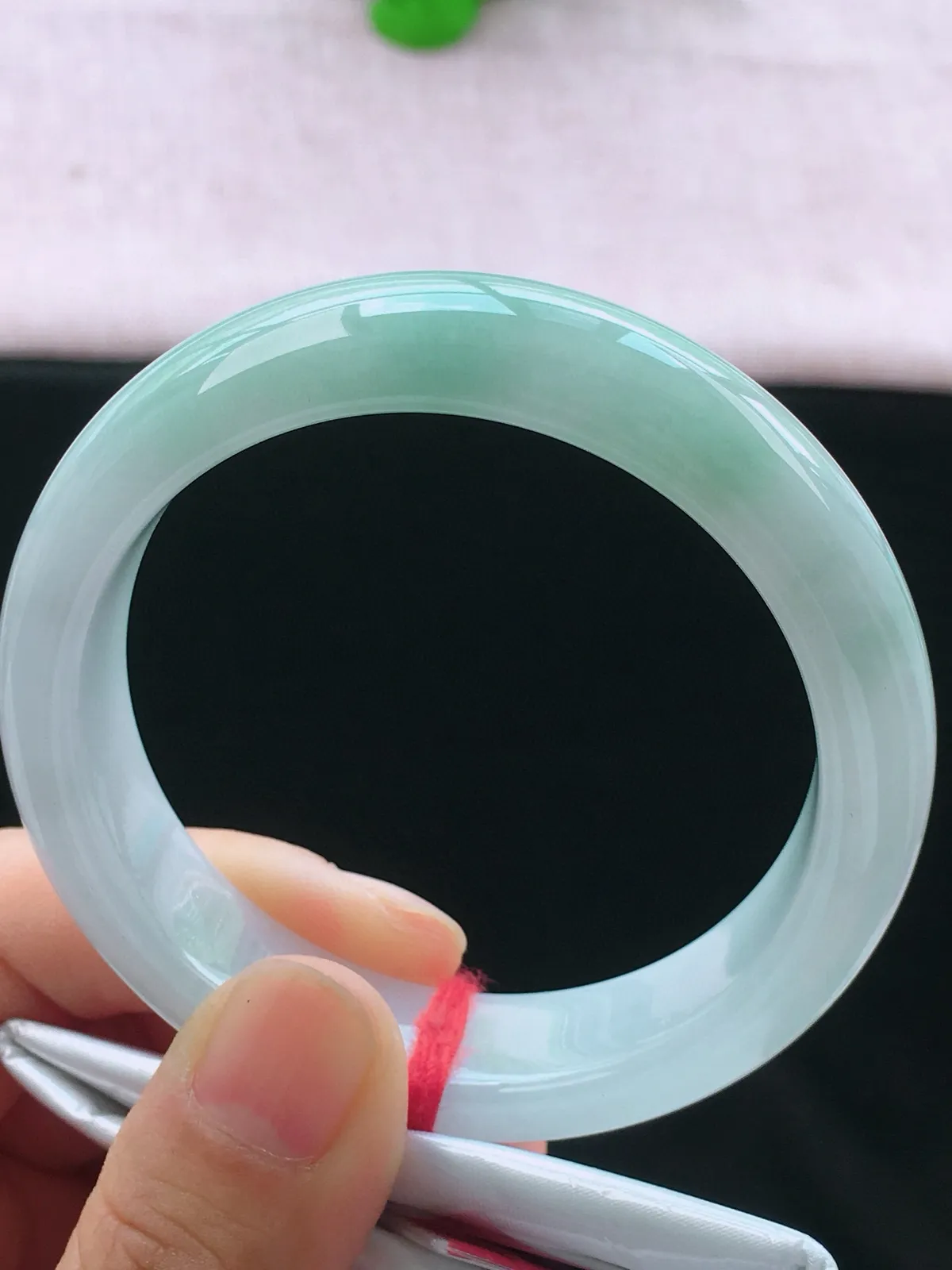 正圈56-57可戴，种老水足，宽版，尺寸56.6/14.3/8.3mm，底色正圈翡翠手镯