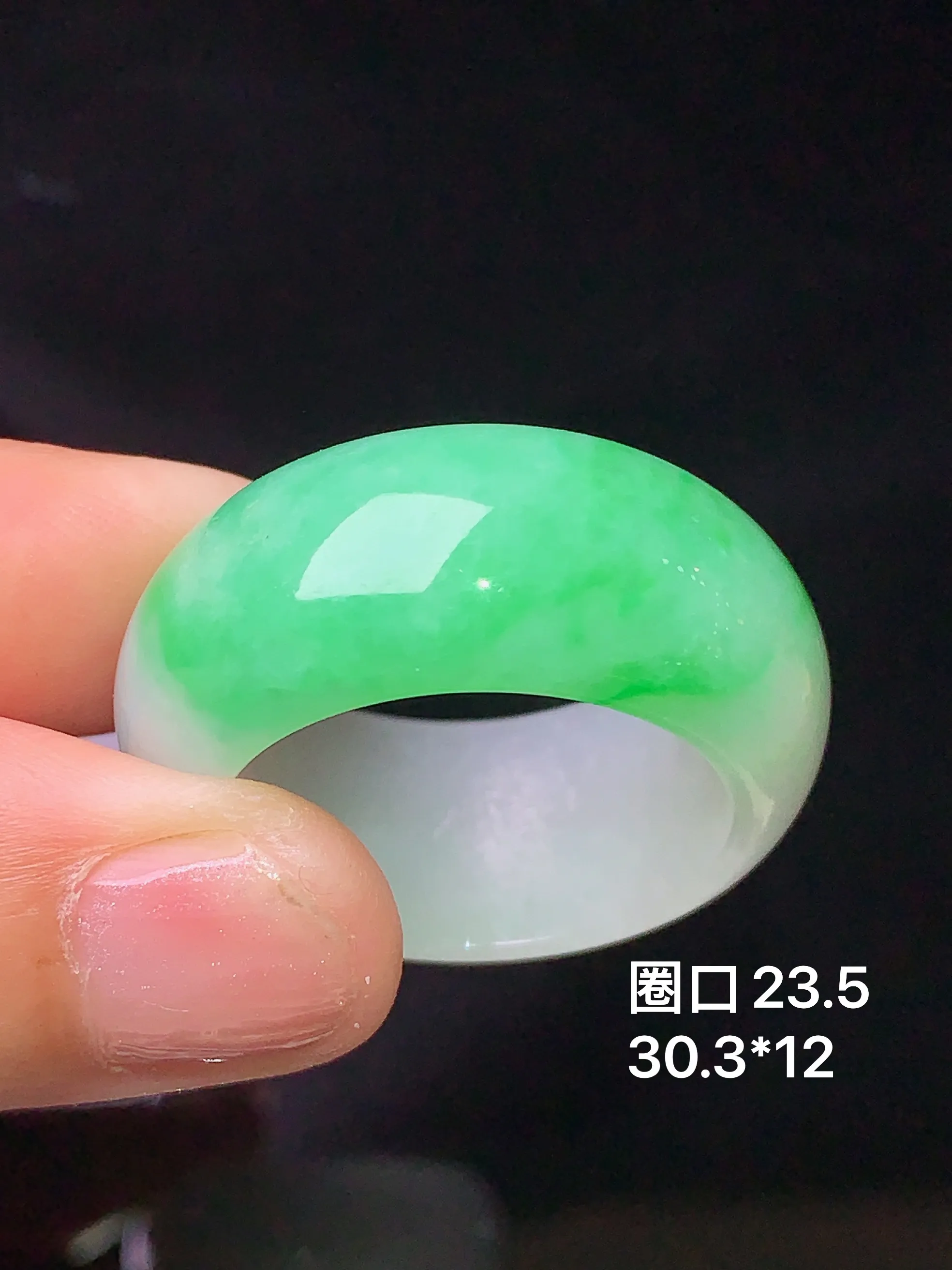 飘绿指环吊坠 玉质细腻 水润亮眼 色泽艳丽 圈口23.5 整体尺寸30.3*12