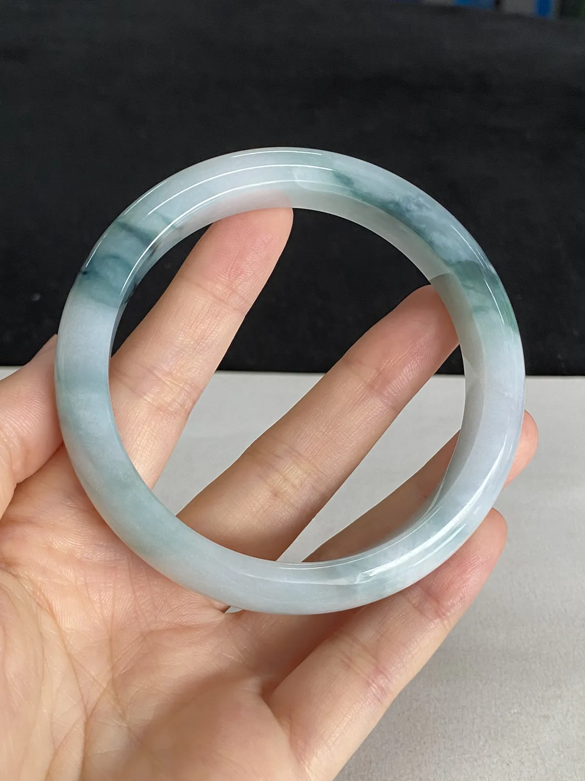 翡翠手镯60#圈口，白底蓝花冰糯种手镯，种老肉细，非常漂亮的蓝花花手镯