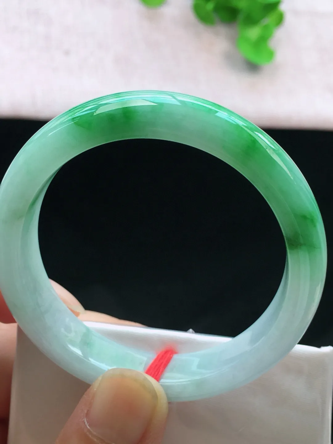 正圈52-53可戴，种老水足，尺寸52.7/11.8/7.8mm，冰飘绿正圈翡翠手镯