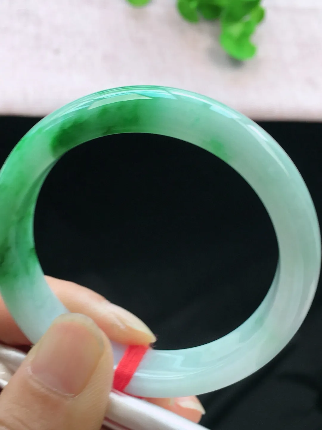 正圈52-53可戴，种老水足，尺寸52.7/11.8/7.8mm，冰飘绿正圈翡翠手镯