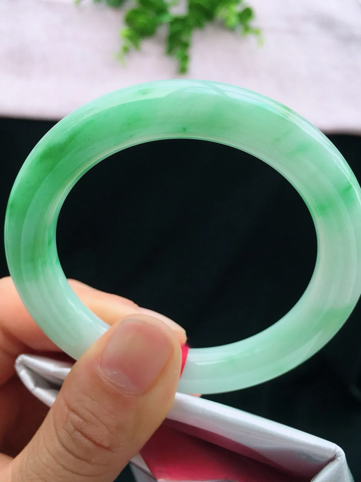 种老水足，尺寸53/9.5/9.5mm，飘绿圆条翡翠手镯