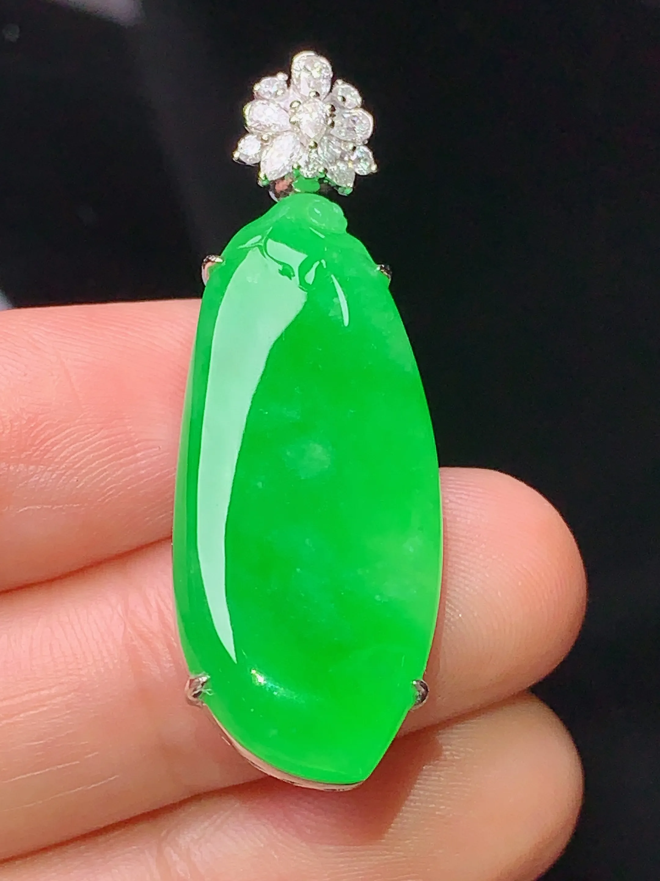 18k金钻镶嵌满绿福瓜吊坠 玉质细腻 水润亮眼 色泽艳丽 整体尺寸39.5*13.7*7.5