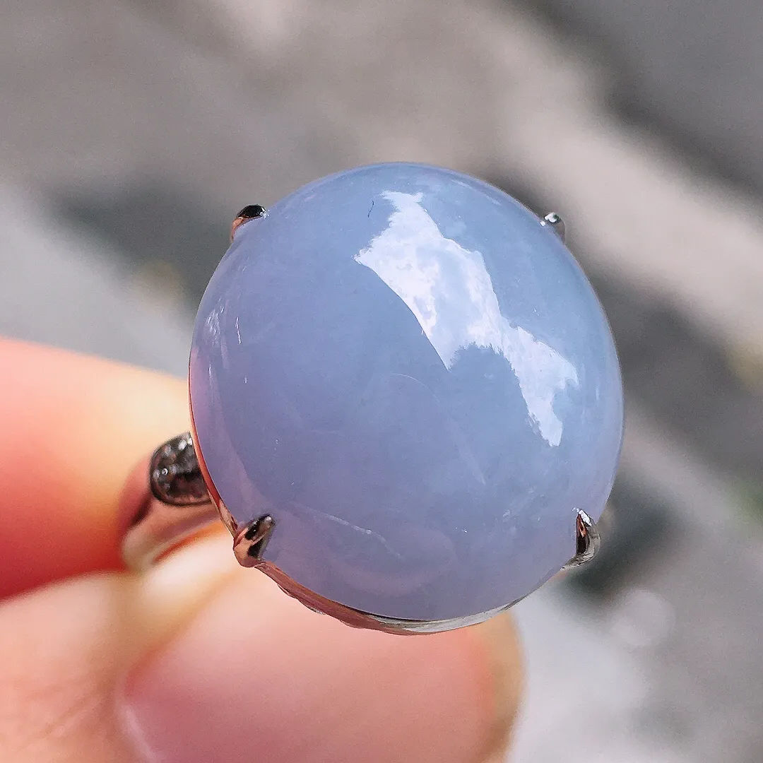 紫罗兰蛋面戒指，色泽均匀艳丽，玉质细腻，荧光感超
强，饱满圆润，气质满满。18k
金豪华镶嵌