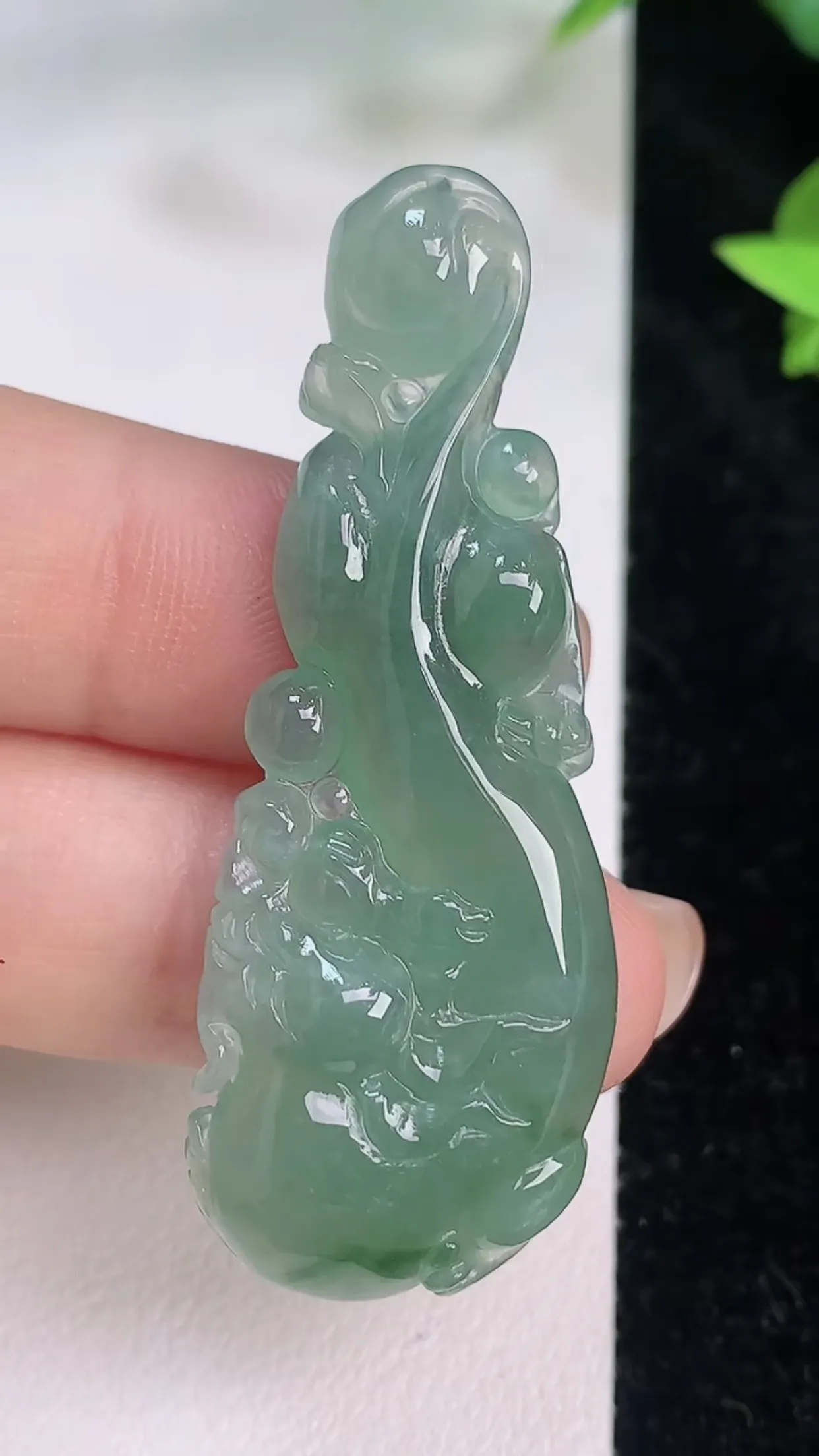 缅甸天然翡翠a货 老坑料起胶冰种 满绿如意吊坠，尺寸51.6-18.4-5.3mm y 8.84
