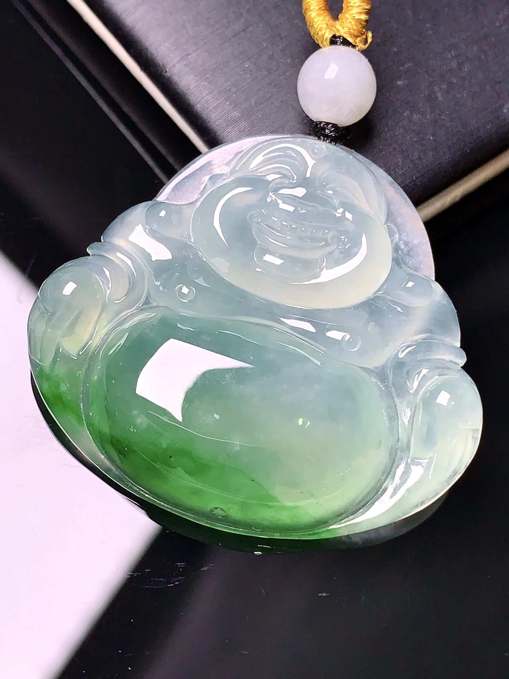 飘绿佛公吊坠 玉质细腻 水润亮眼 色泽艳丽 整体尺寸30*33.6*6