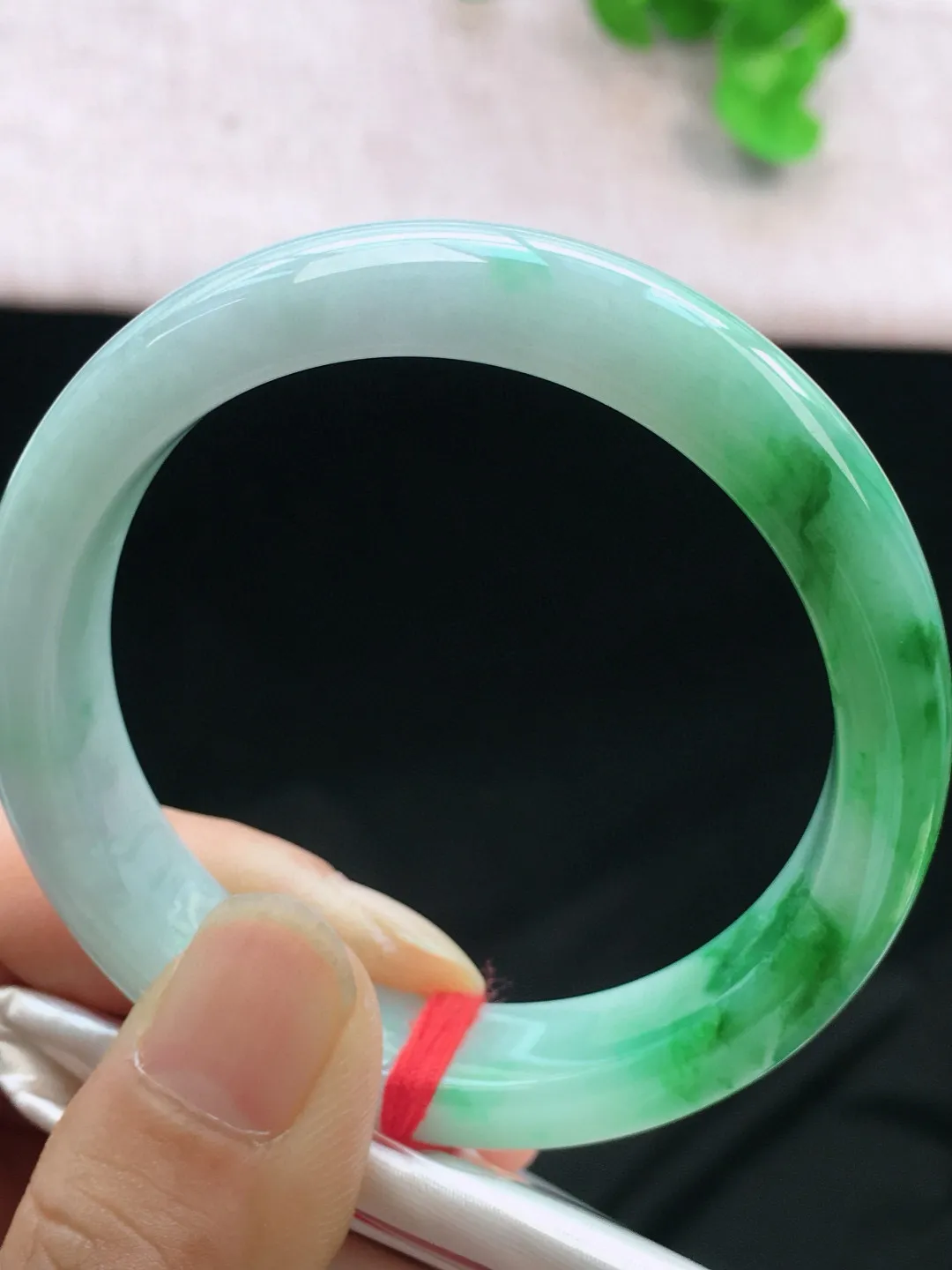 正圈52-53可戴，种老水足，尺寸52.7/11.8/7.8mm，冰飘绿正圈翡翠手镯