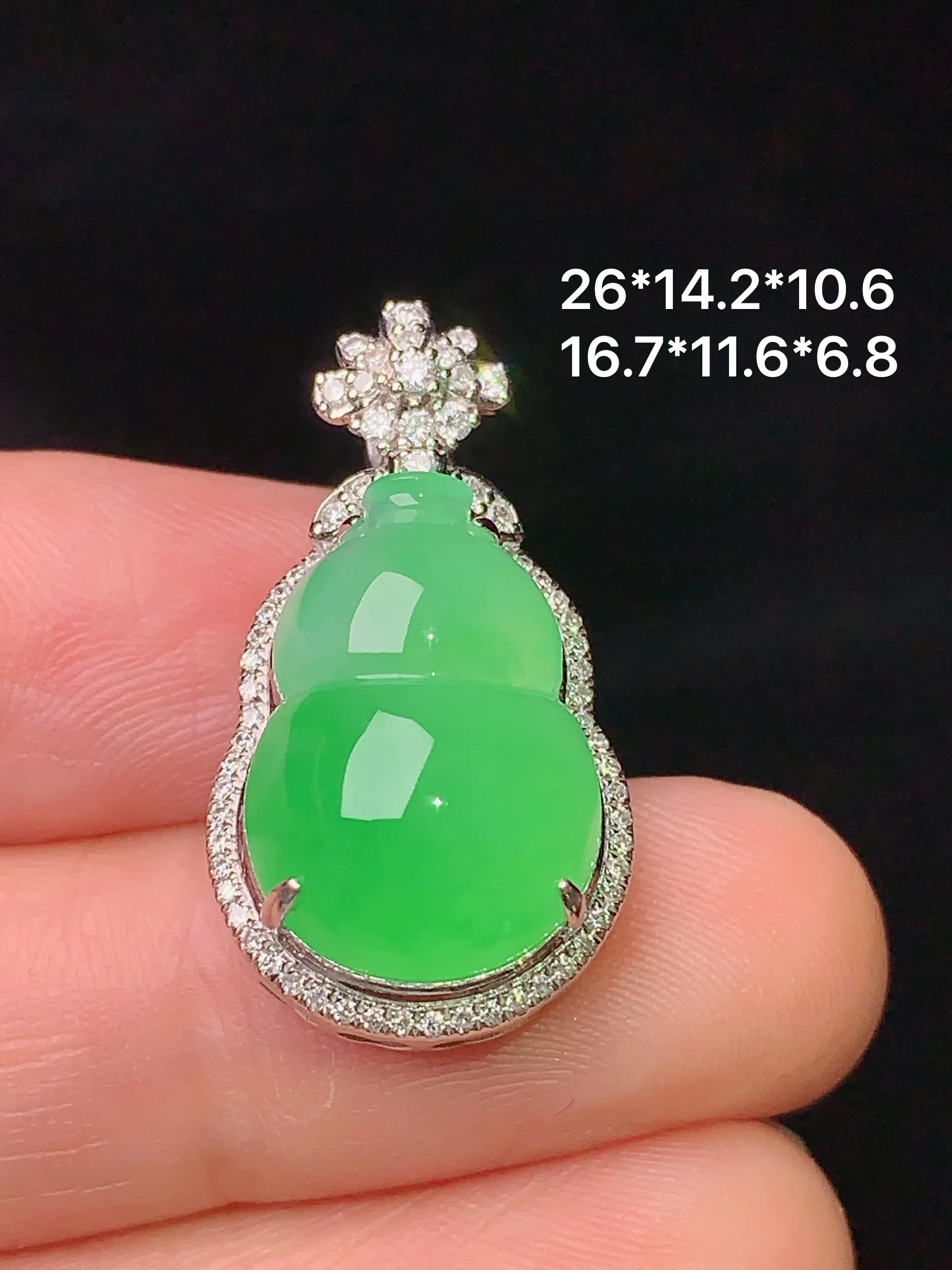 18k金钻镶嵌翠绿葫芦吊坠 玉质细腻 水润亮眼 色泽艳丽 整体尺寸26*14.2*10.6