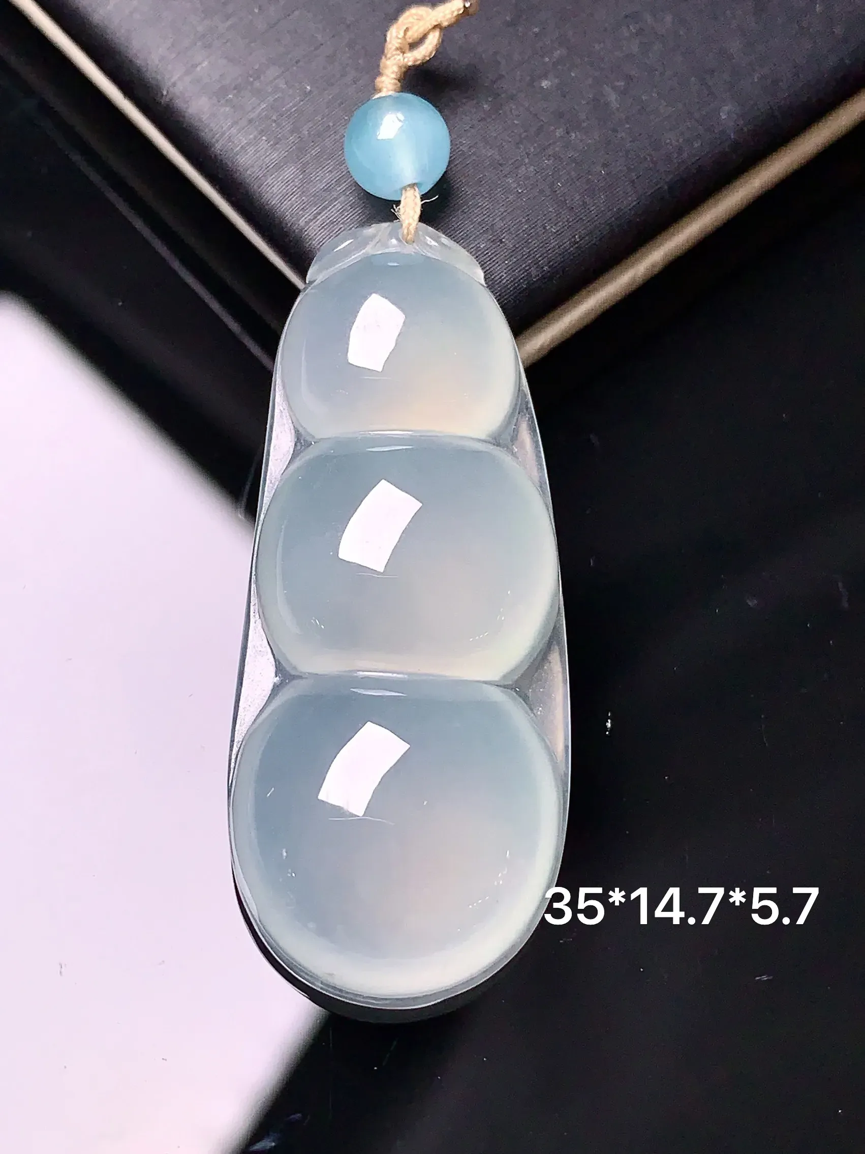 冰种四季豆吊坠 玉质细腻 水润亮眼 色泽艳丽 整体尺寸35*14.7*5.7