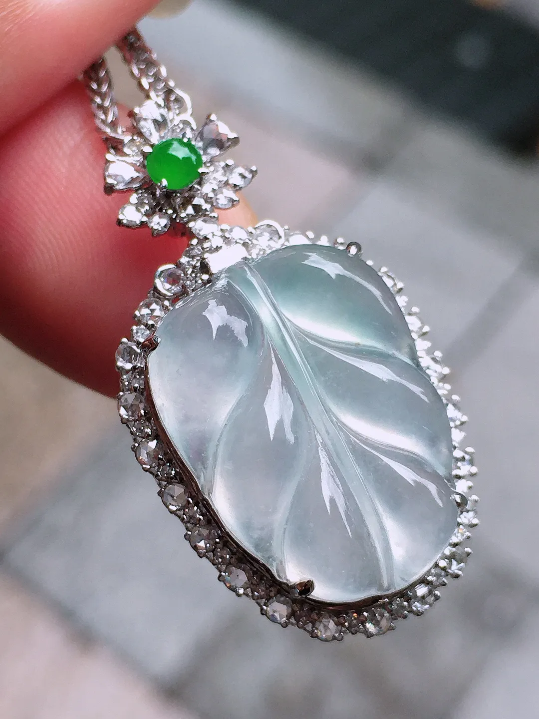 冰种玉叶吊坠，玉质细腻，荧光感超
强，饱满圆润，气质满满。18k
金豪华镶嵌