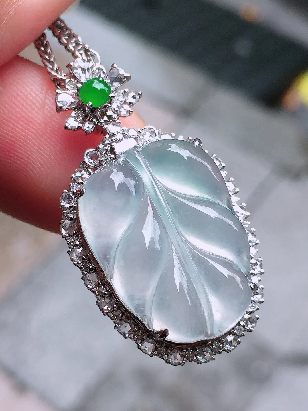 冰种玉叶吊坠，玉质细腻，荧光感超
强，饱满圆润，气质满满。18k
金豪华镶嵌
