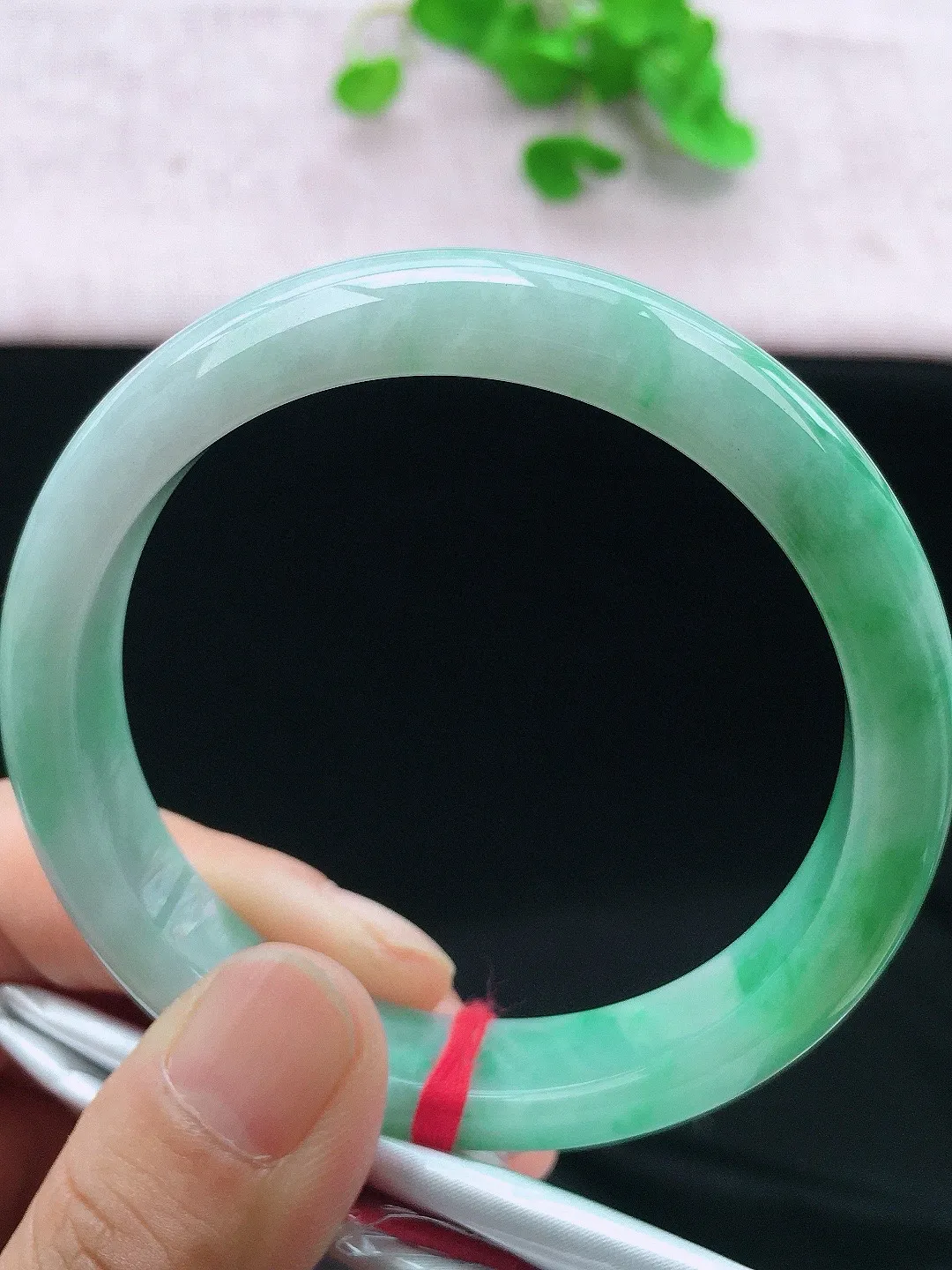 正圈57-58可戴，种老水足，尺寸57.7/12.1/7.9mm，冰飘绿正圈翡翠手镯