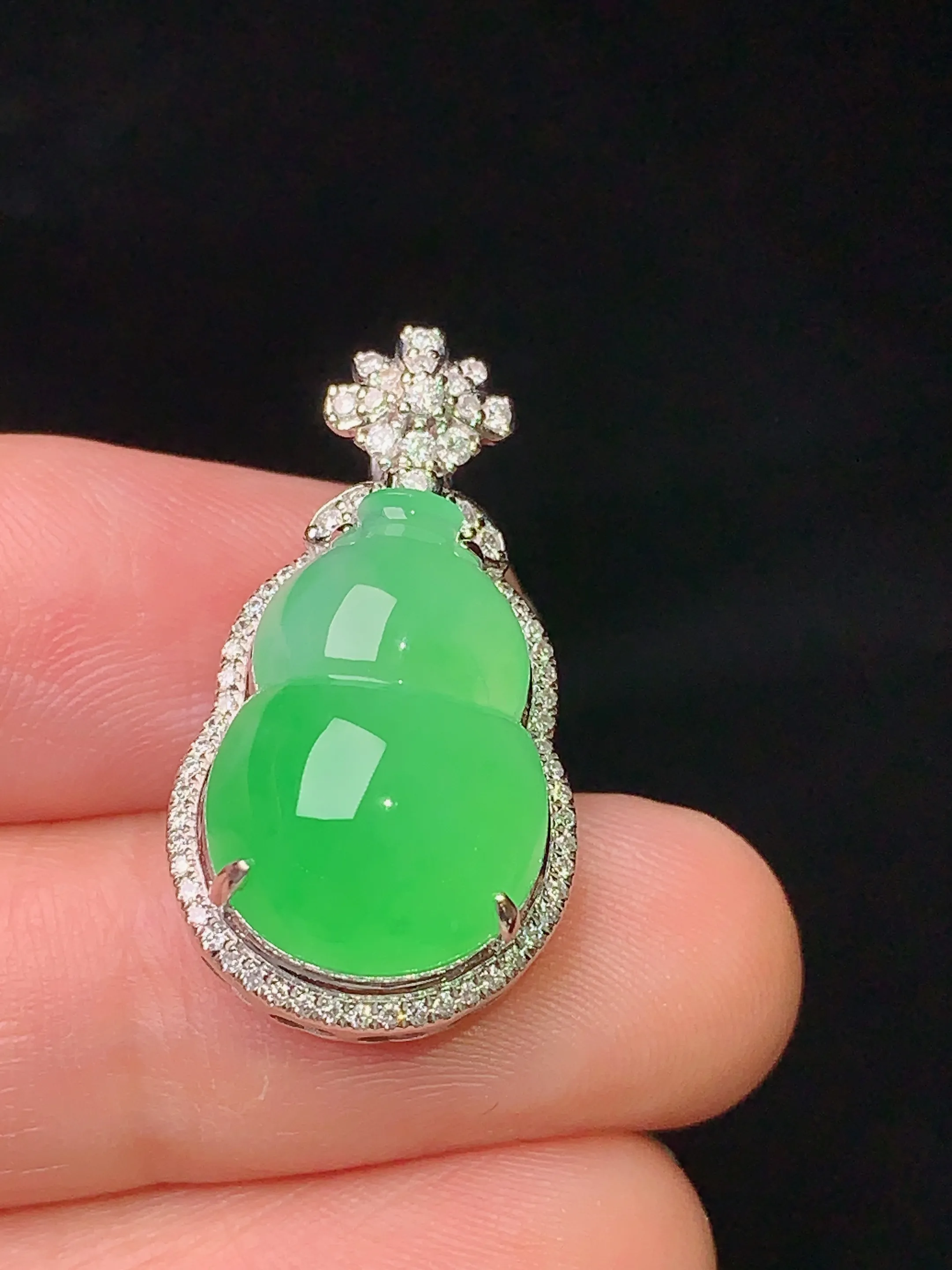 18k金钻镶嵌翠绿葫芦吊坠 玉质细腻 水润亮眼 色泽艳丽 整体尺寸26*14.2*10.6