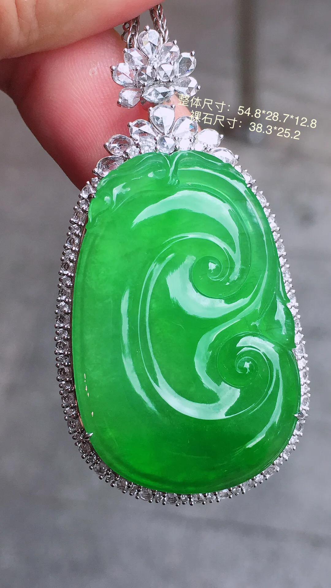 阳绿如意吊坠，色泽均匀艳丽，玉质细腻，荧光感超
强，饱满圆润，气质满满。18k
金豪华镶嵌