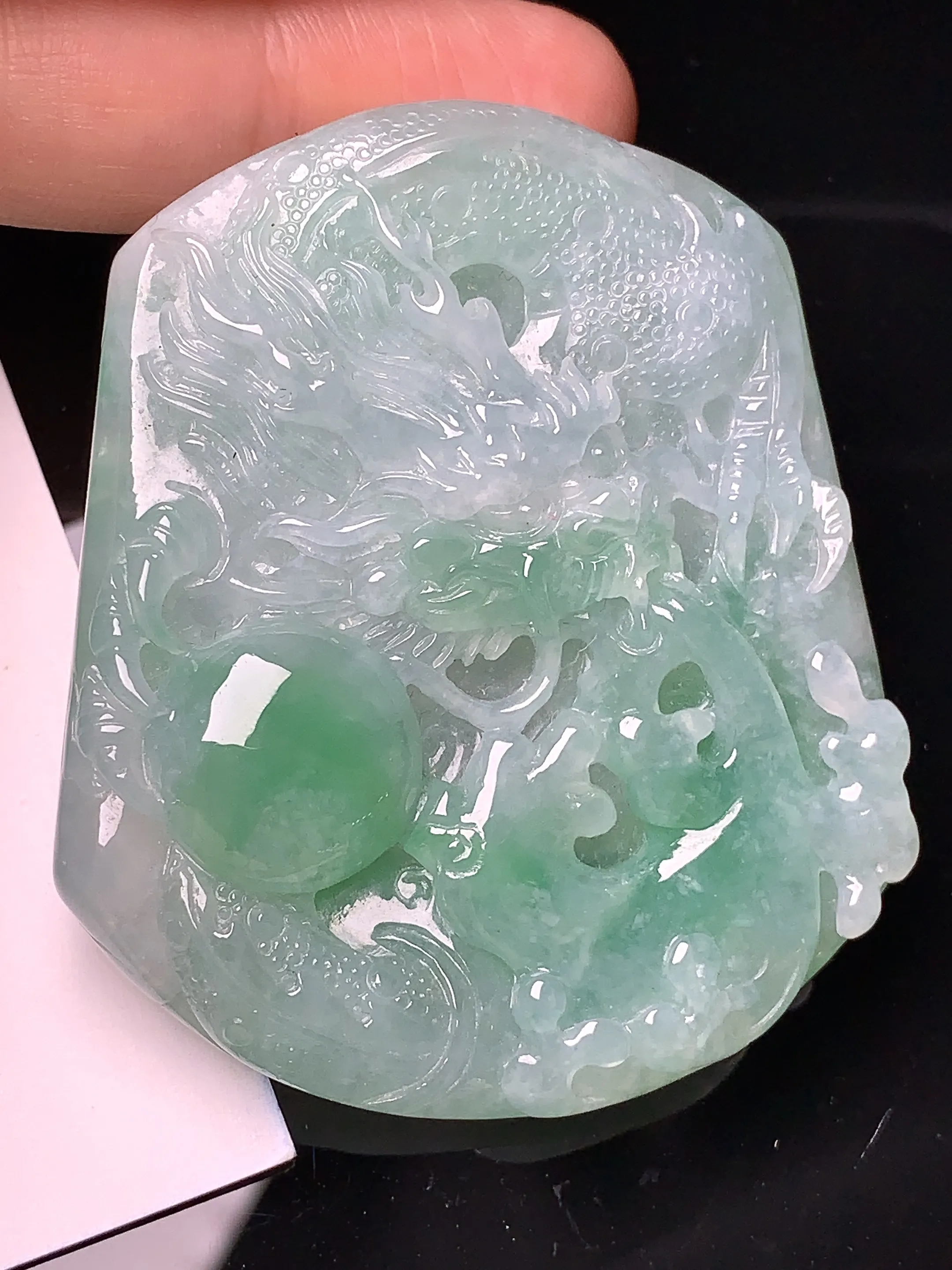 冰种飘绿龙牌吊坠 玉质细腻 水润亮眼 色泽艳丽 整体尺寸53.8*46.5*9.8