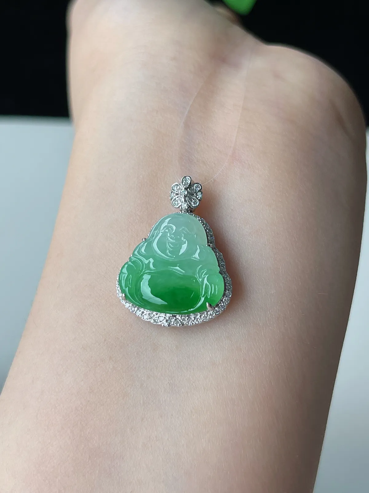翡翠糯化种浅绿色吊坠，印记：G18K