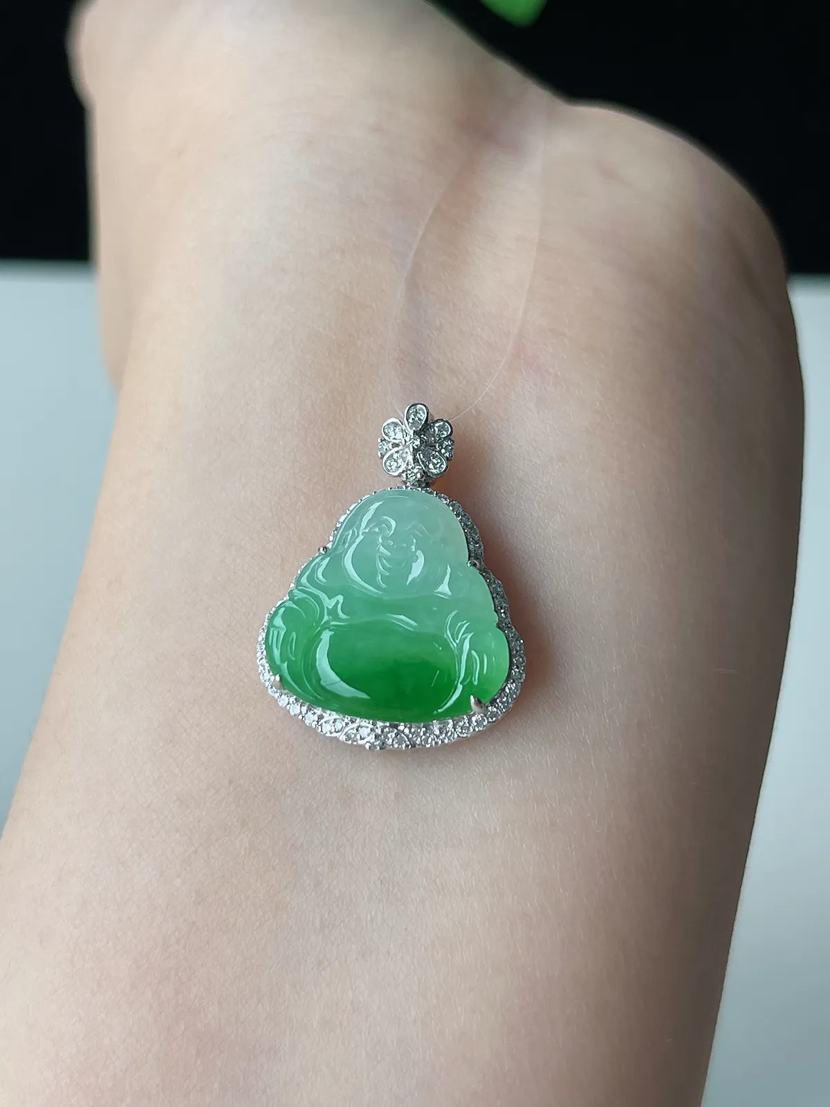 翡翠糯化种浅绿色吊坠，印记：G18K