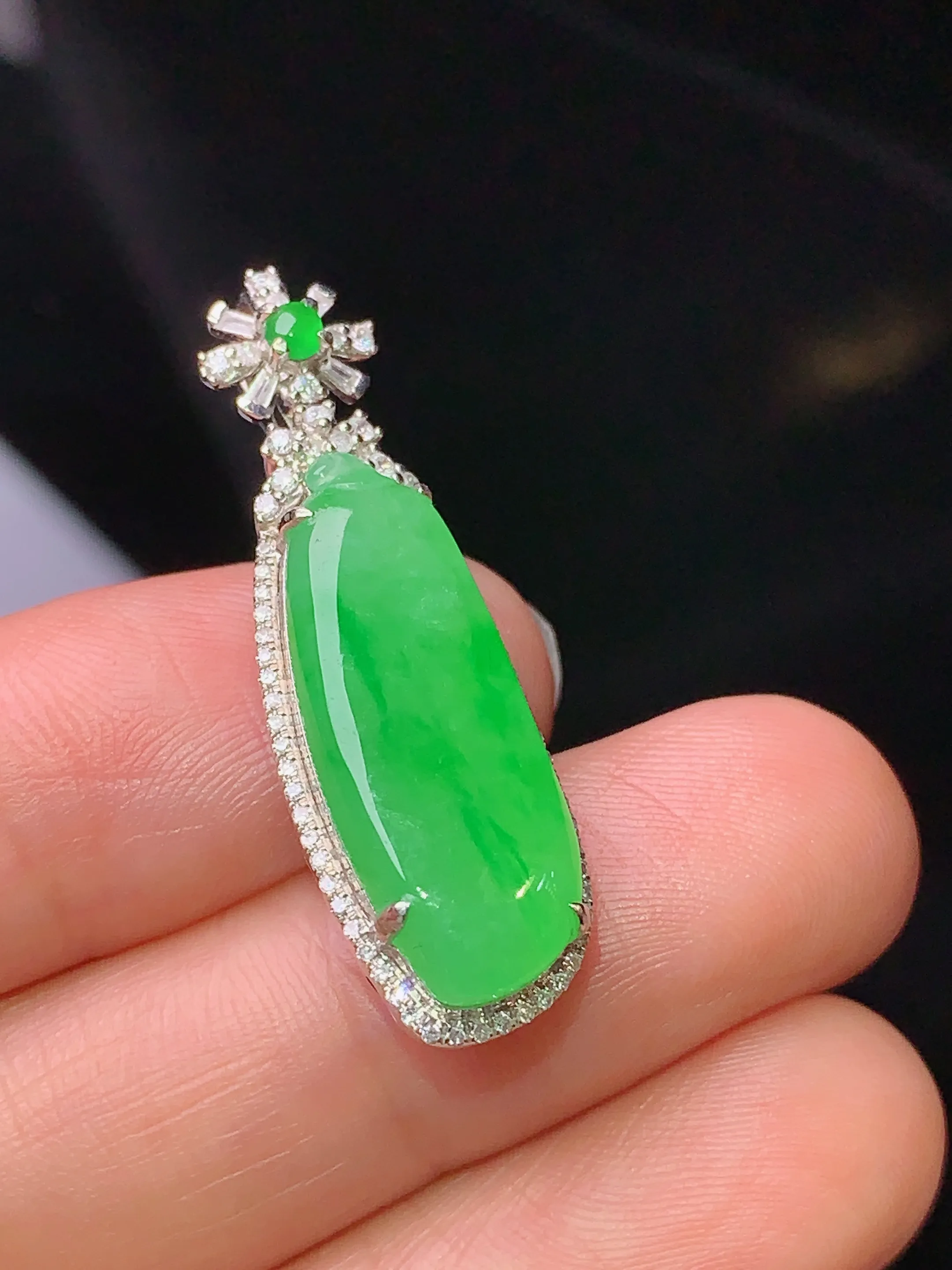 18k金钻镶嵌翠绿福瓜吊坠 玉质细腻 水润亮眼 色泽艳丽 整体尺寸33.8*10.7*6.7