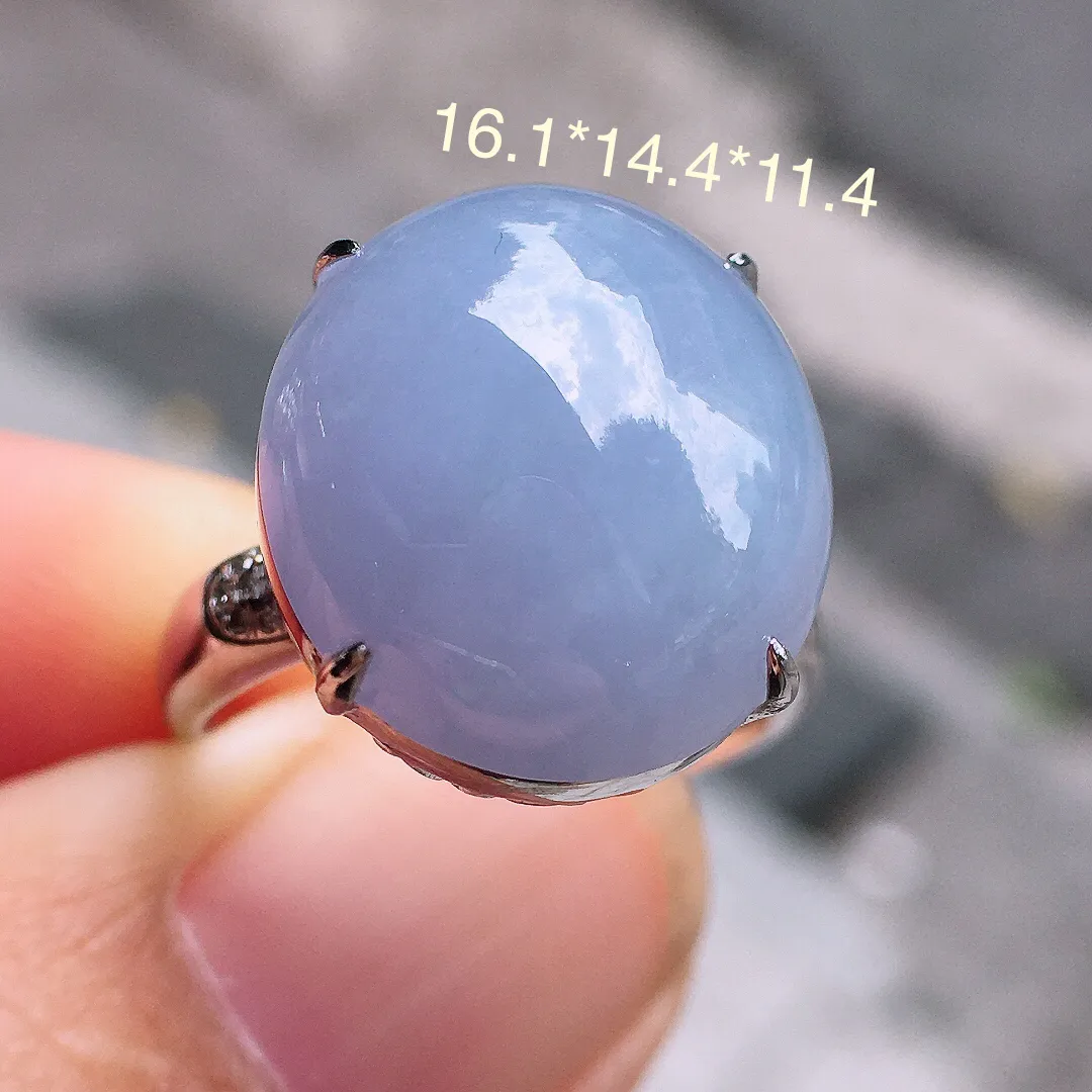 紫罗兰蛋面戒指，色泽均匀艳丽，玉质细腻，荧光感超
强，饱满圆润，气质满满。18k
金豪华镶嵌