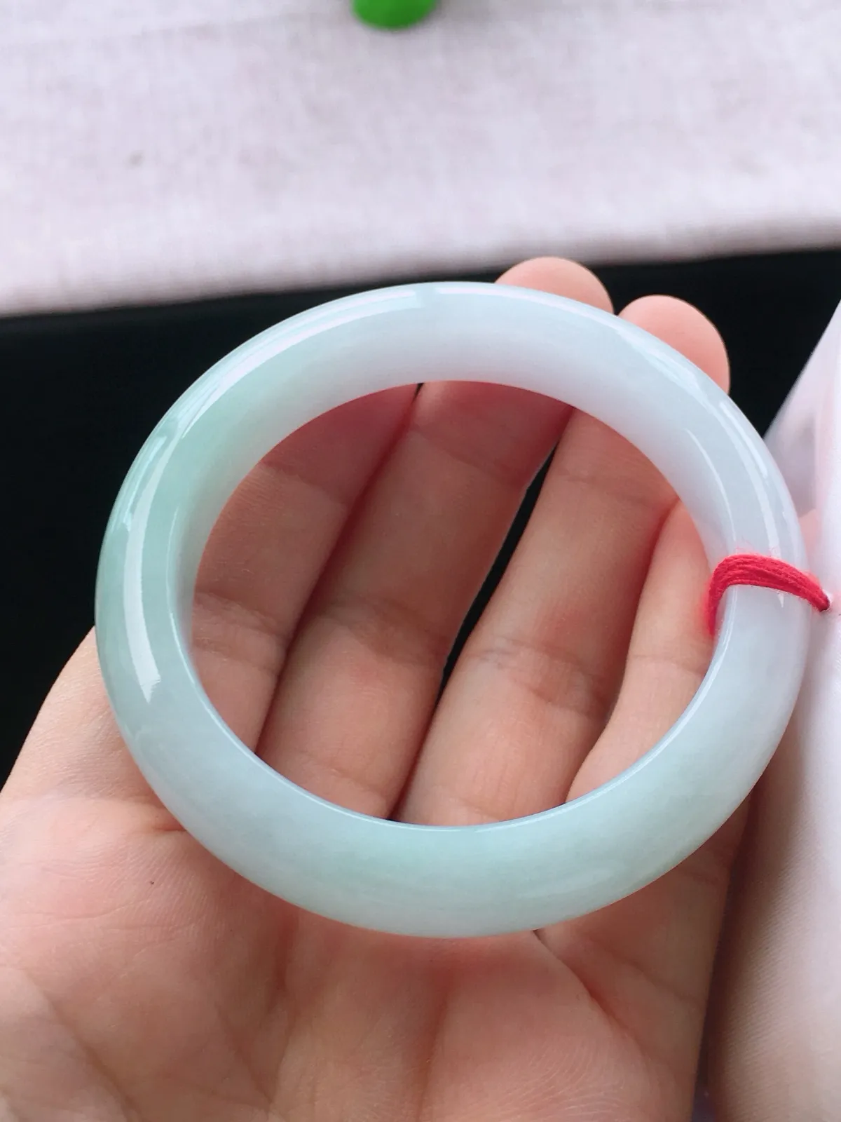 正圈51-52可戴，种老水足，尺寸52/11.8/8.8mm，底色正圈翡翠手镯