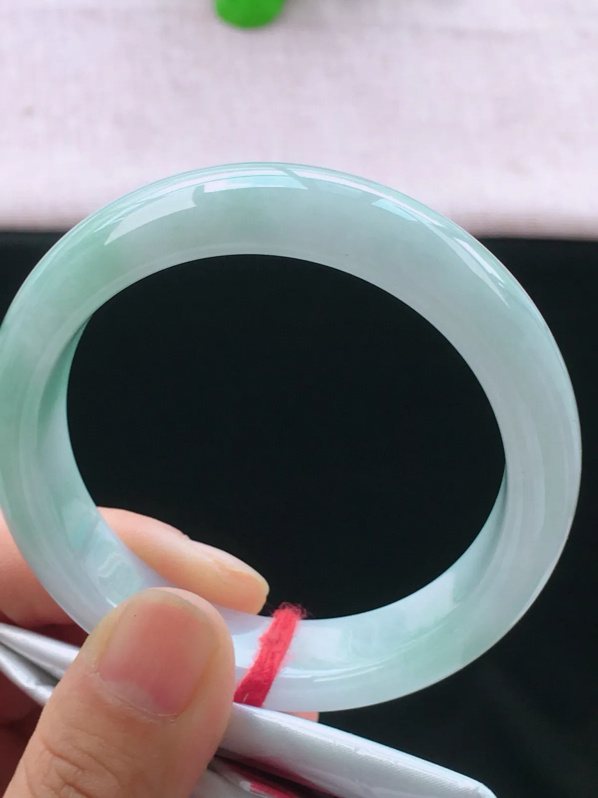 正圈56-57可戴，种老水足，宽版，尺寸56.6/14.3/8.3mm，底色正圈翡翠手镯
