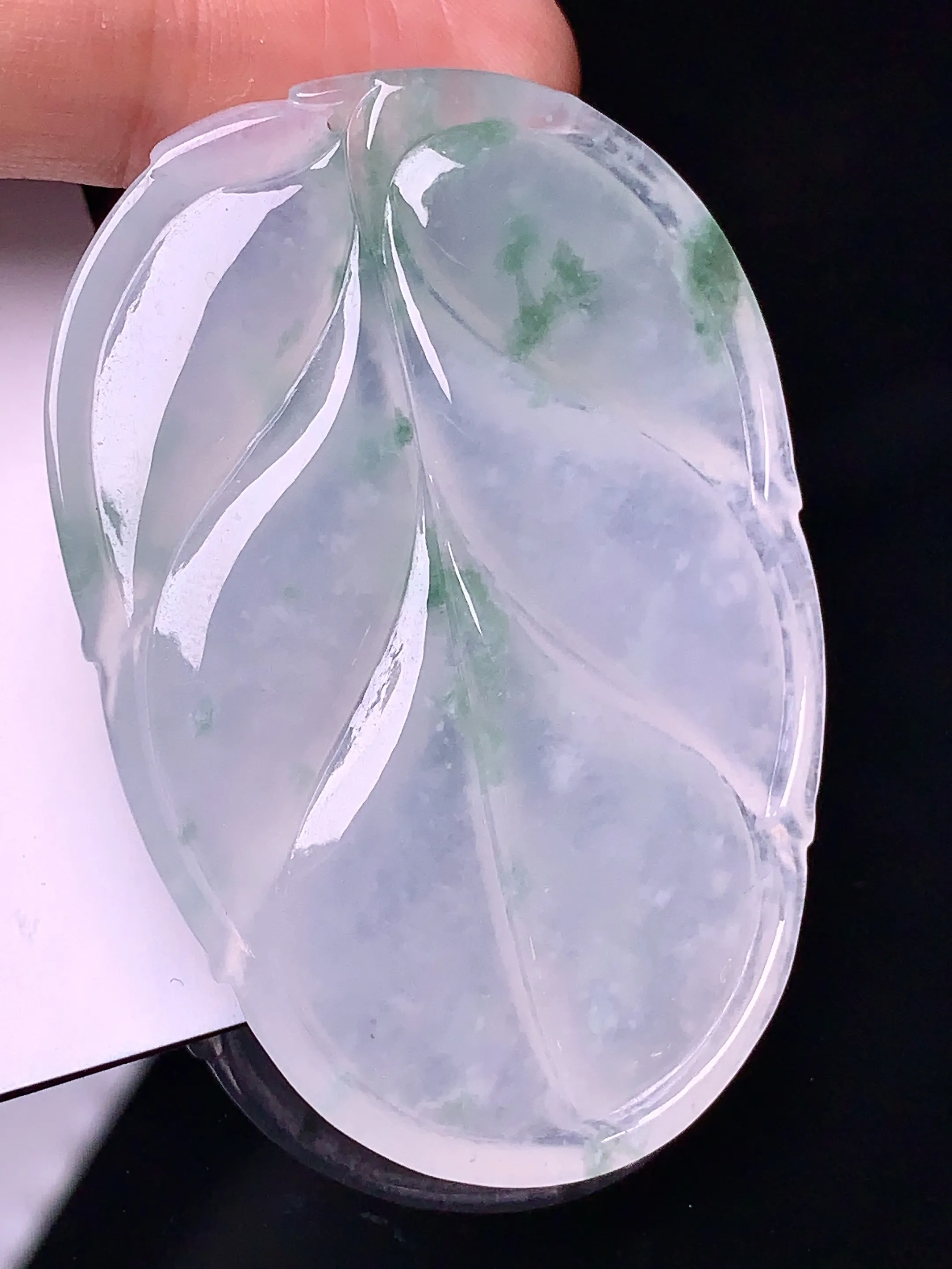 冰种树叶吊坠 玉质细腻 水润亮眼 色泽艳丽 整体尺寸52.5*36*6