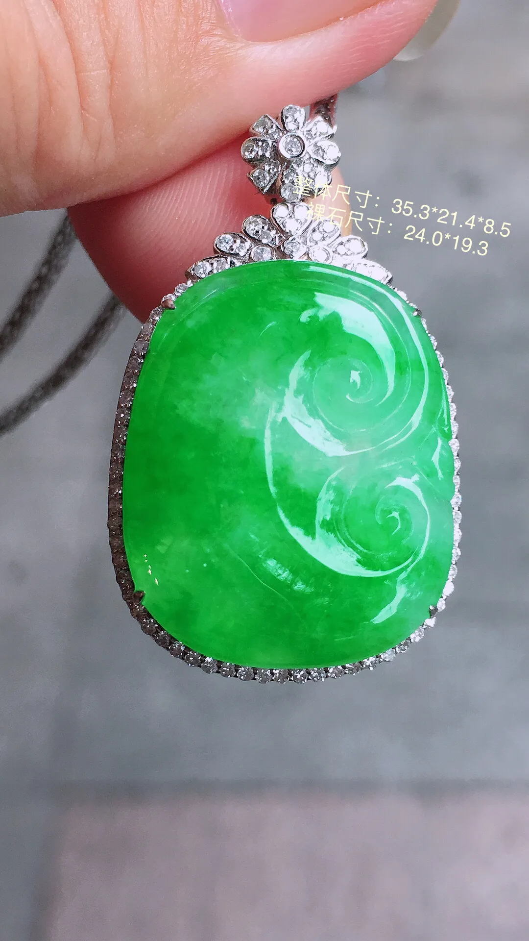 阳绿如意吊坠，色泽均匀艳丽，玉质细腻，荧光感超
强，饱满圆润，气质满满。18k
金豪华镶嵌