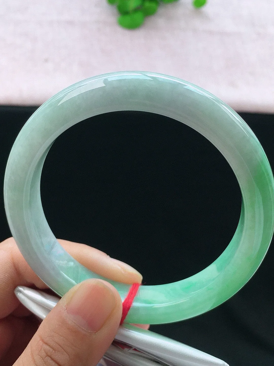 正圈62-63可戴，种老水足，尺寸62.5/12.3/9.5mm，冰飘绿大圈口正圈翡翠手镯