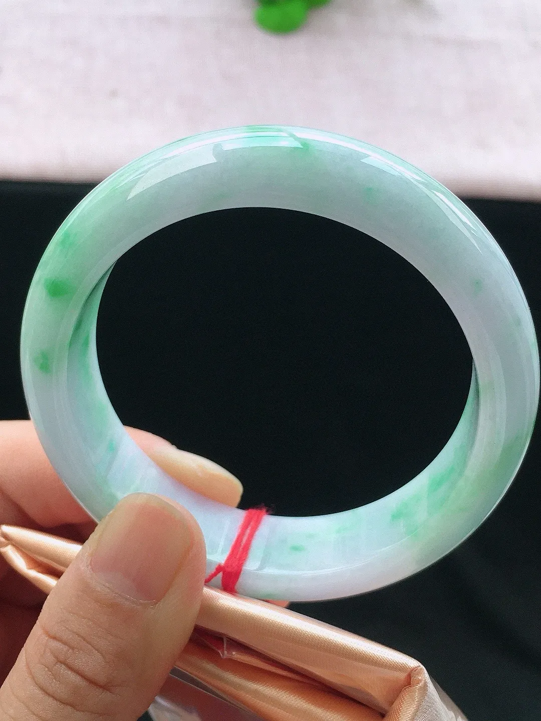正圈57-58可戴，种老水足，宽版，尺寸57.3/16/8.4mm，冰飘绿正圈翡翠手镯