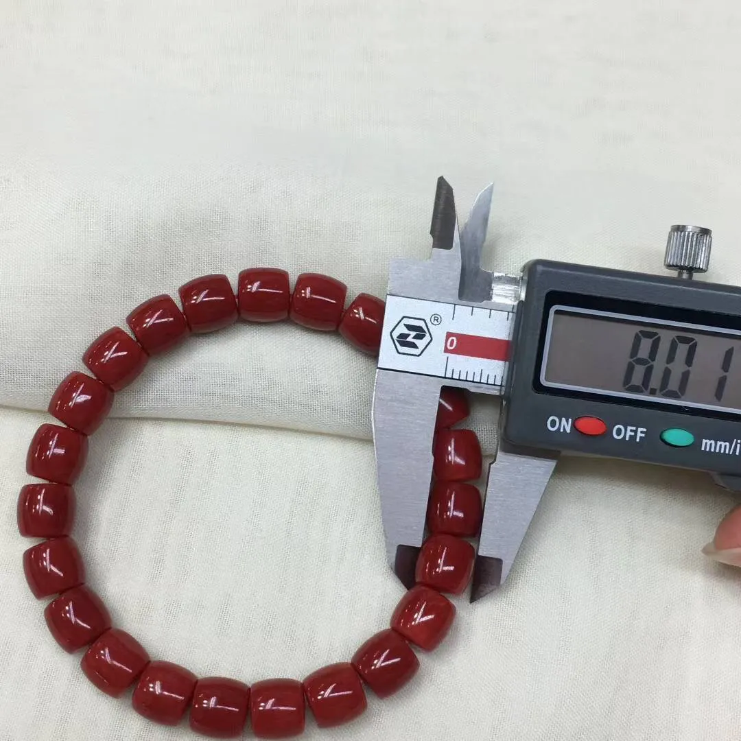 【天然牛血红珊瑚直切8mm大桶珠弹力手串】收藏佩戴两不误！天然无添加无优化，牛血红颜色，色泽好！品质好！颗颗天然！意大利产地，沙丁材料，裸石尺寸约为8.09-8.01mm左右，重量20.5克。有个别天然小虫眼，可忽略不计。珊瑚自古被佛教视为珍宝，深海里千年生长的有生命宝石，有灵性，气场强大，佩戴者更有佛性，更有佛缘！