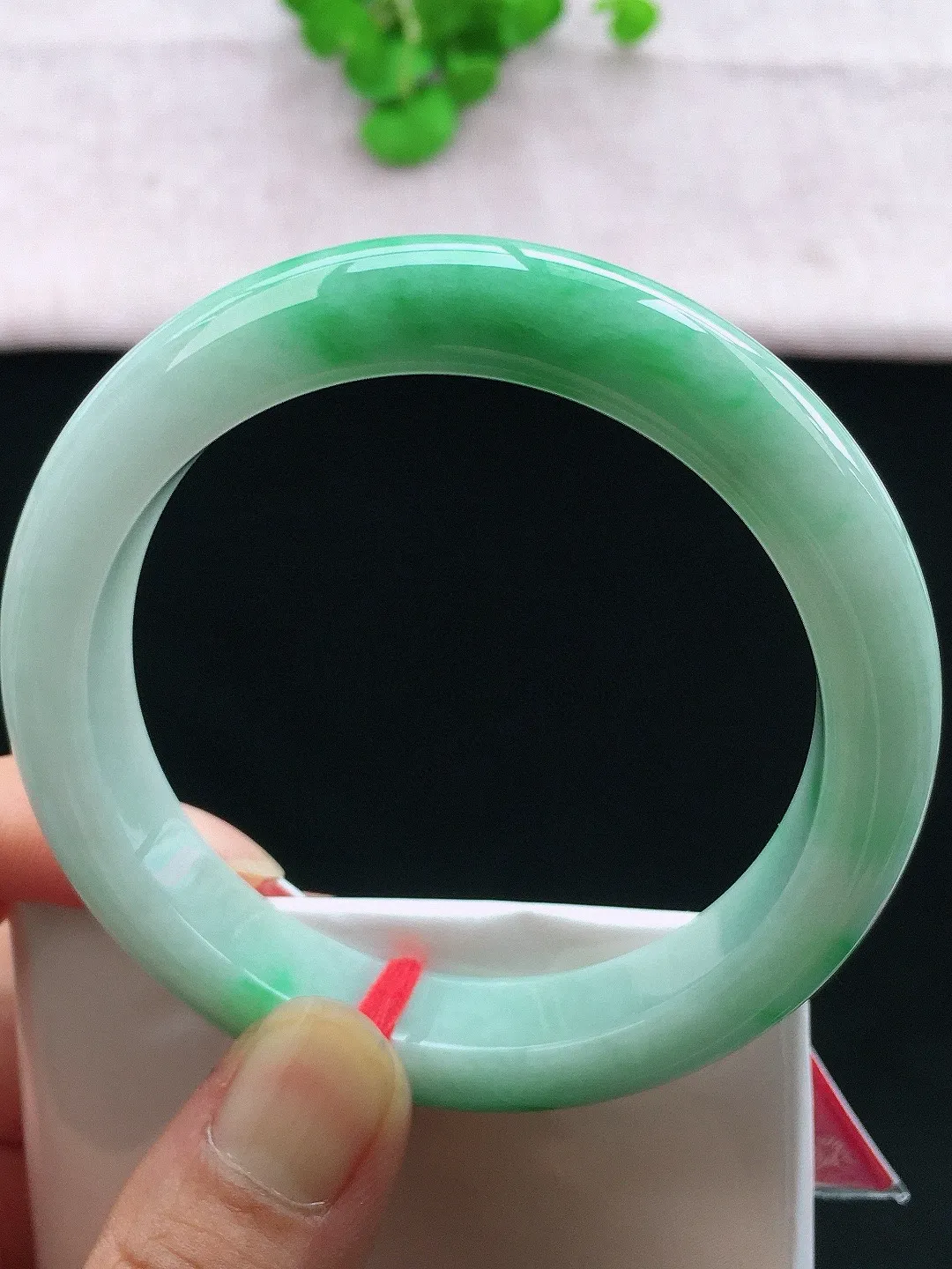 正圈58-59可戴，种老水足，尺寸58.8/12.2/9.3mm，冰飘绿正圈翡翠手镯