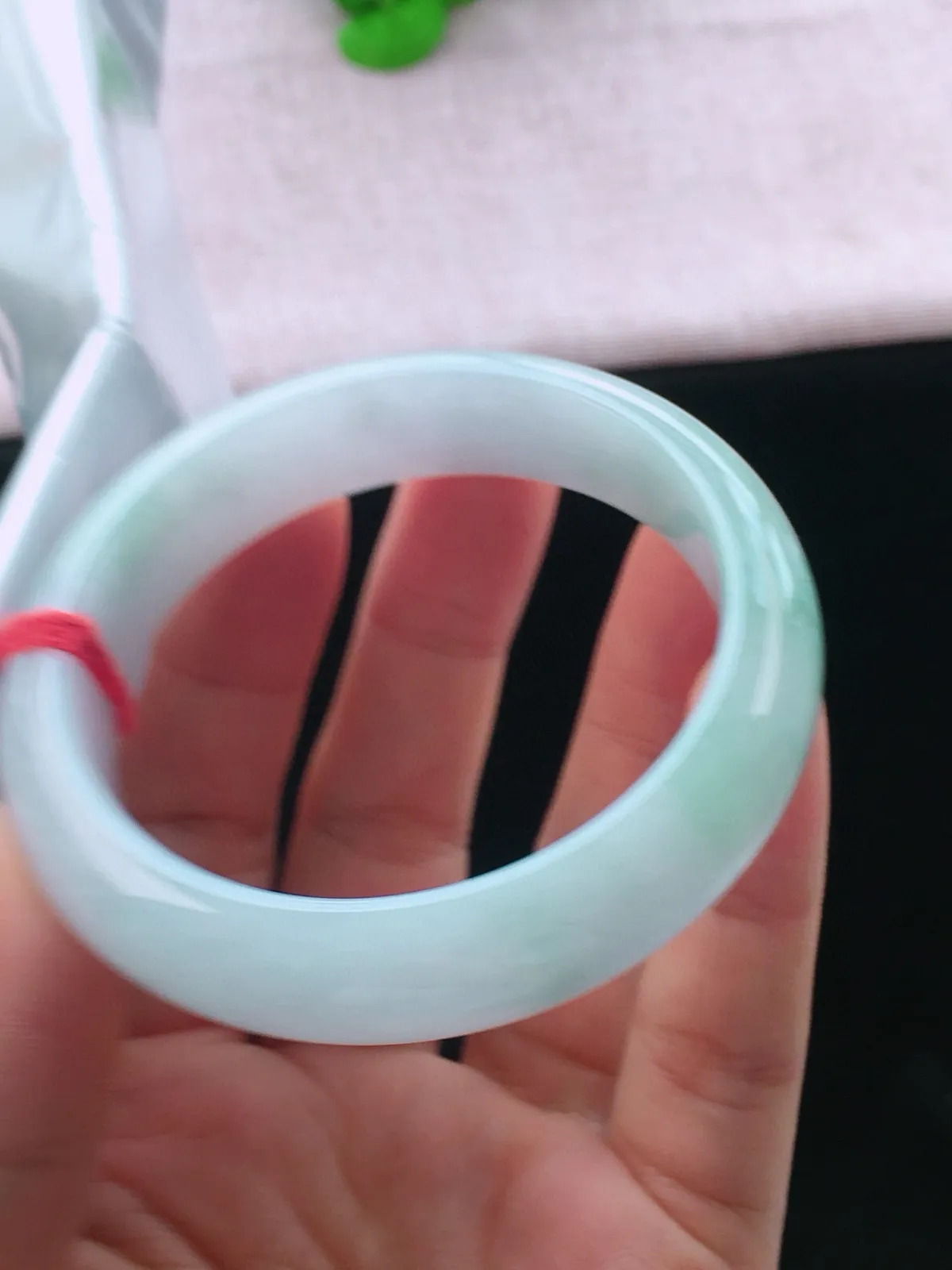 正圈56-57可戴，种老水足，宽版，尺寸56.6/14.3/8.3mm，底色正圈翡翠手镯