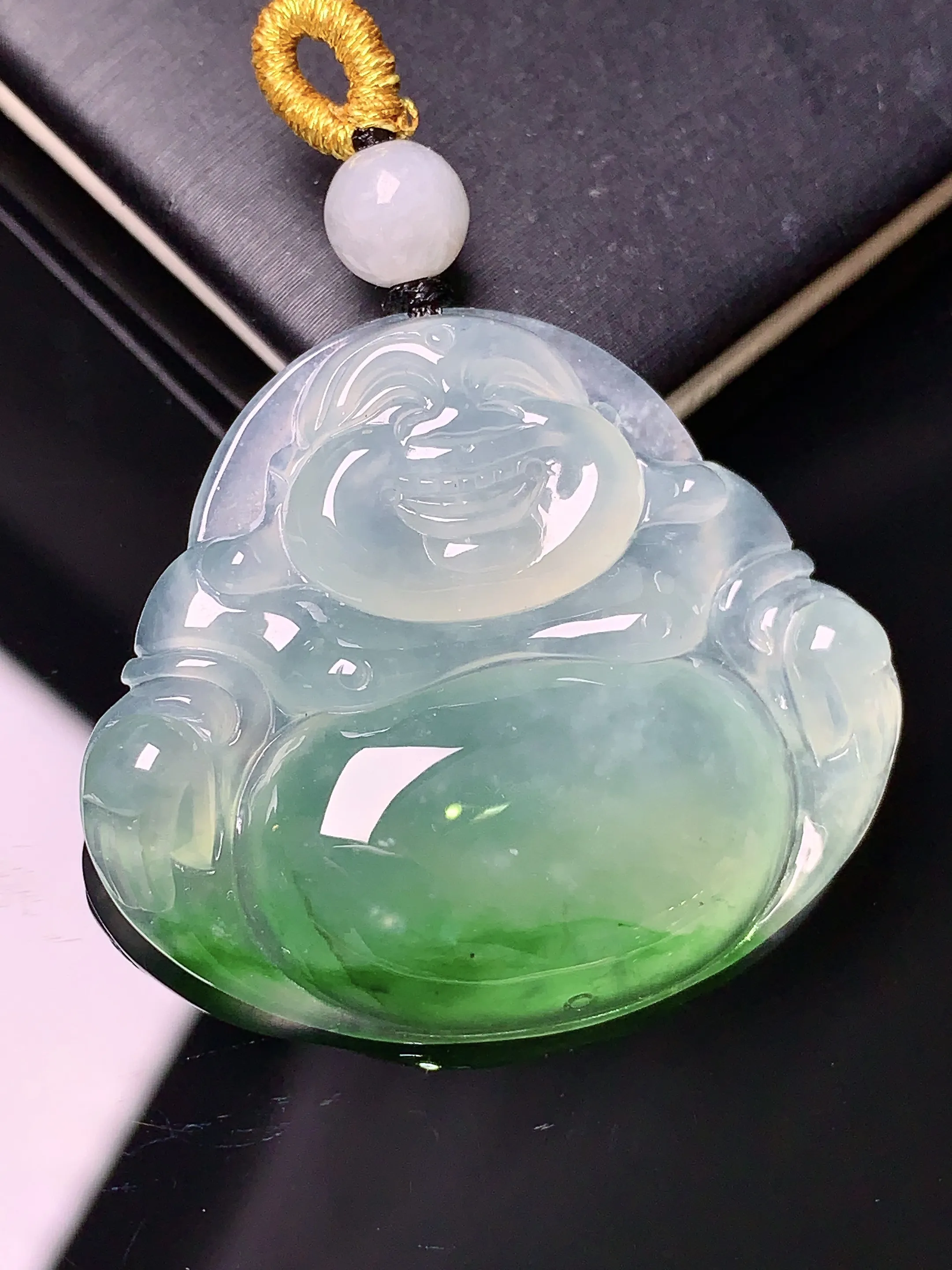 飘绿佛公吊坠 玉质细腻 水润亮眼 色泽艳丽 整体尺寸30*33.6*6