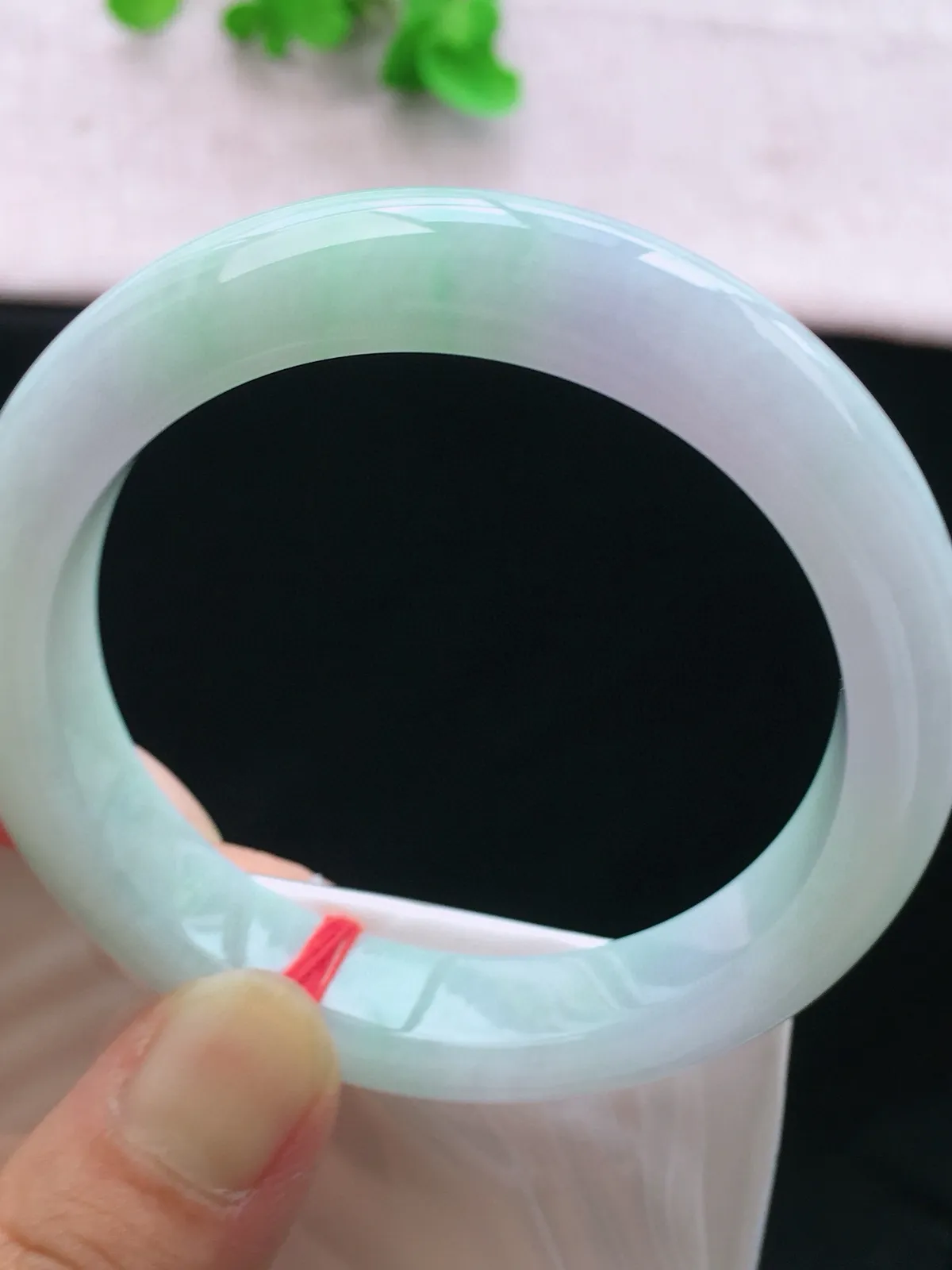 正圈55-56可戴，种老水足，尺寸55.9/12.5/8.7mm，春彩正圈翡翠手镯