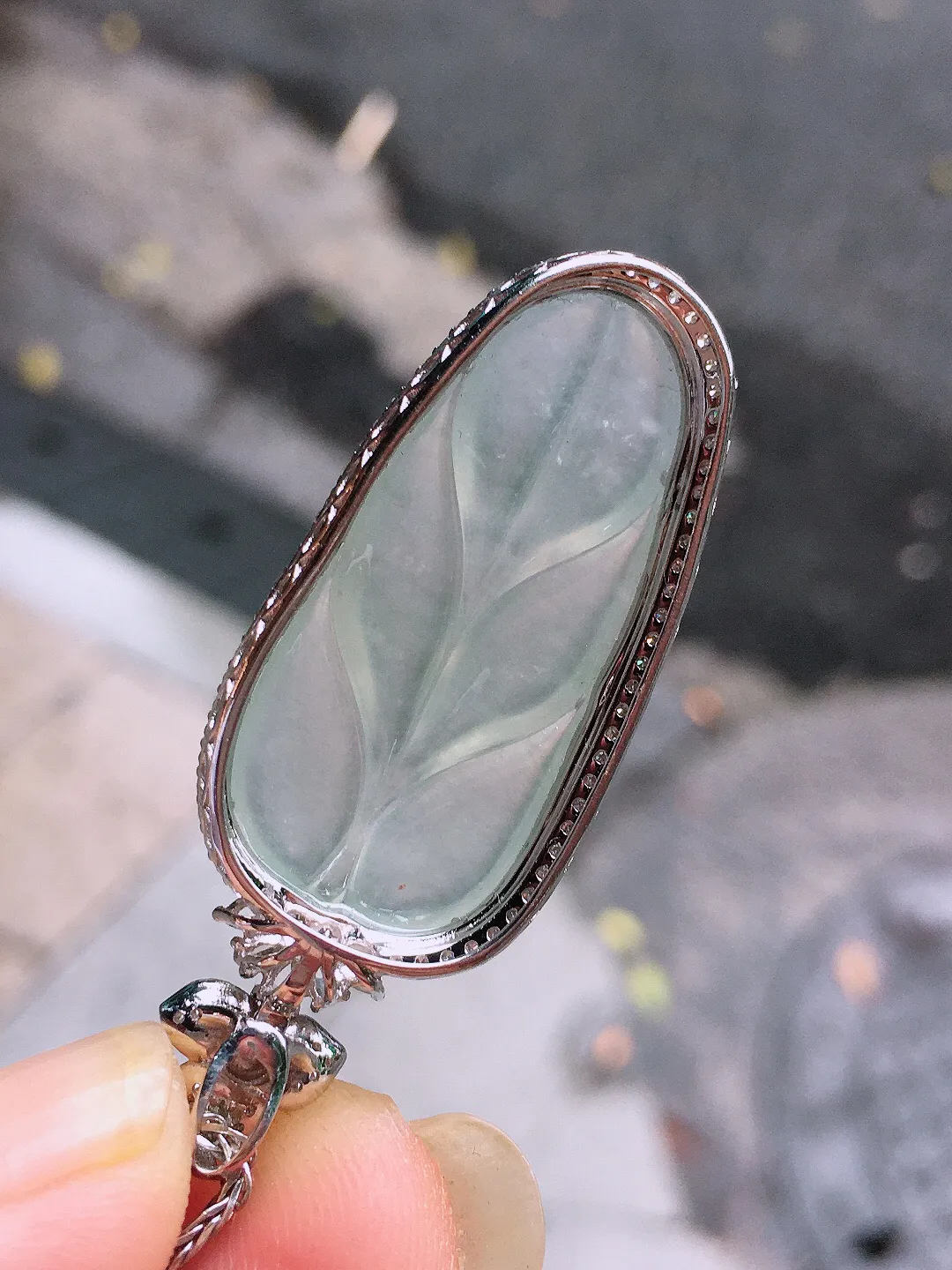 冰种玉叶吊坠，玉质细腻，荧光感超
强，饱满圆润，气质满满。18k
金豪华镶嵌