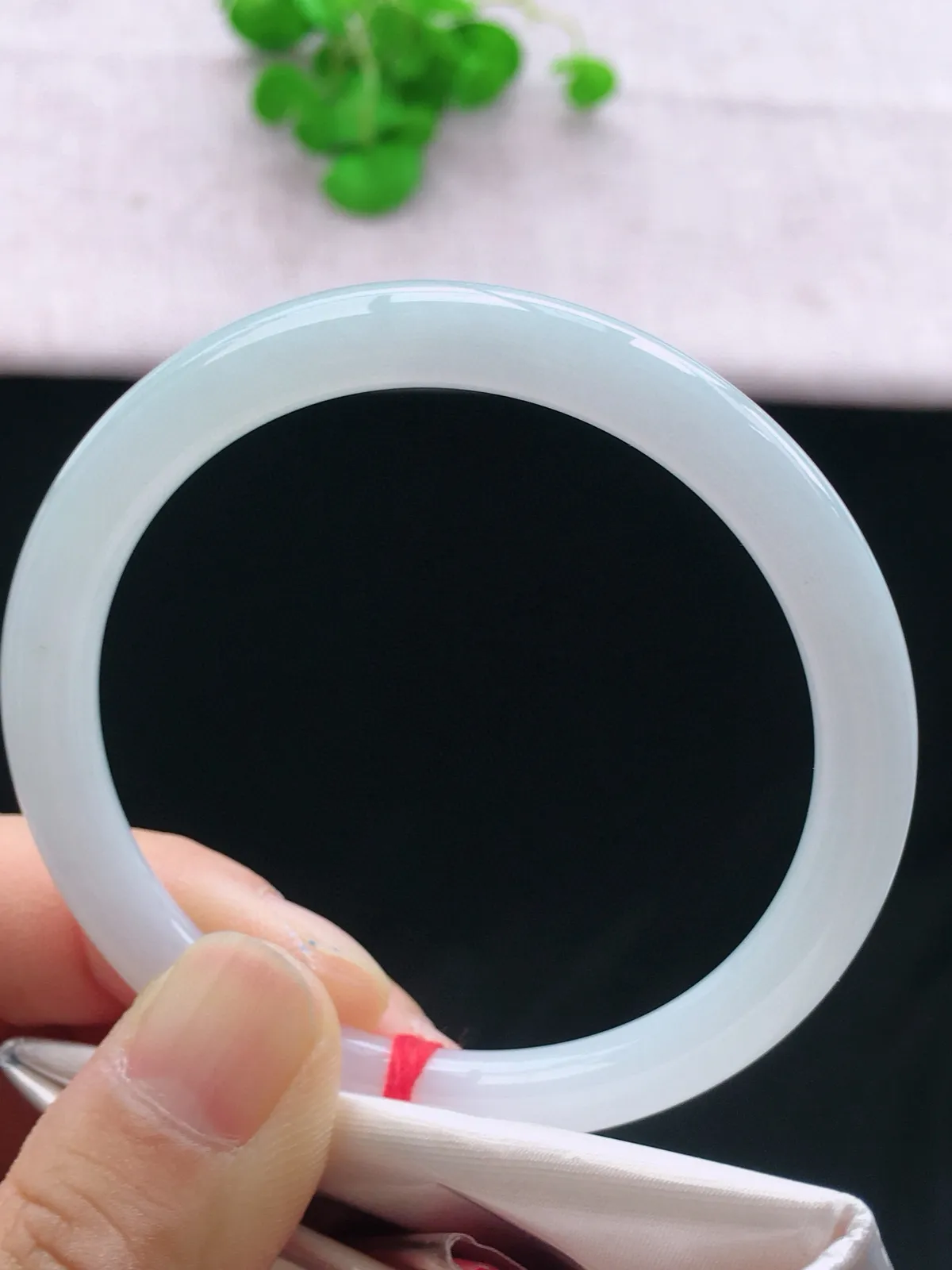 正圈55-56可戴，种老水足，尺寸54/7/7mm，白冰圆条翡翠手镯