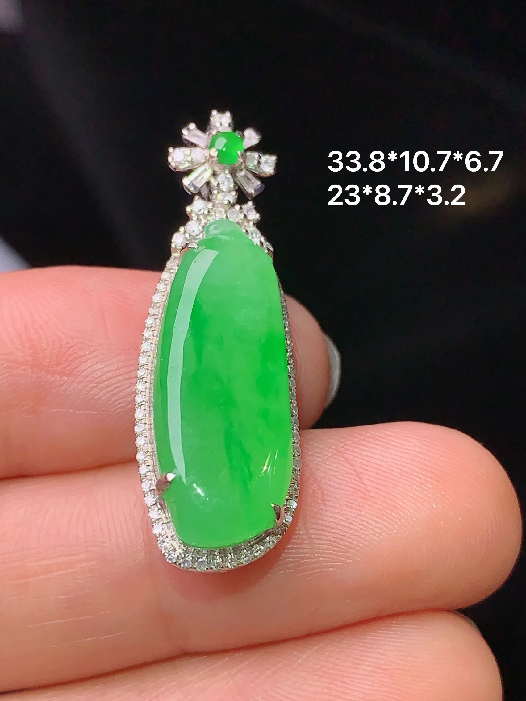 18k金钻镶嵌翠绿福瓜吊坠 玉质细腻 水润亮眼 色泽艳丽 整体尺寸33.8*10.7*6.7