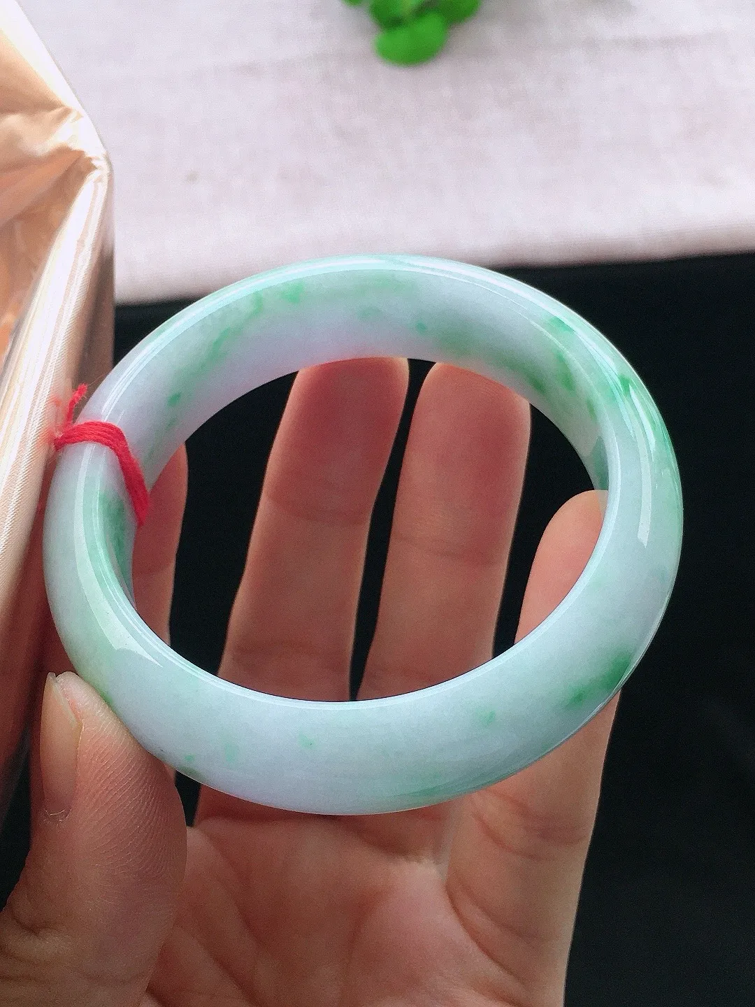 正圈57-58可戴，种老水足，宽版，尺寸57.3/16/8.4mm，冰飘绿正圈翡翠手镯
