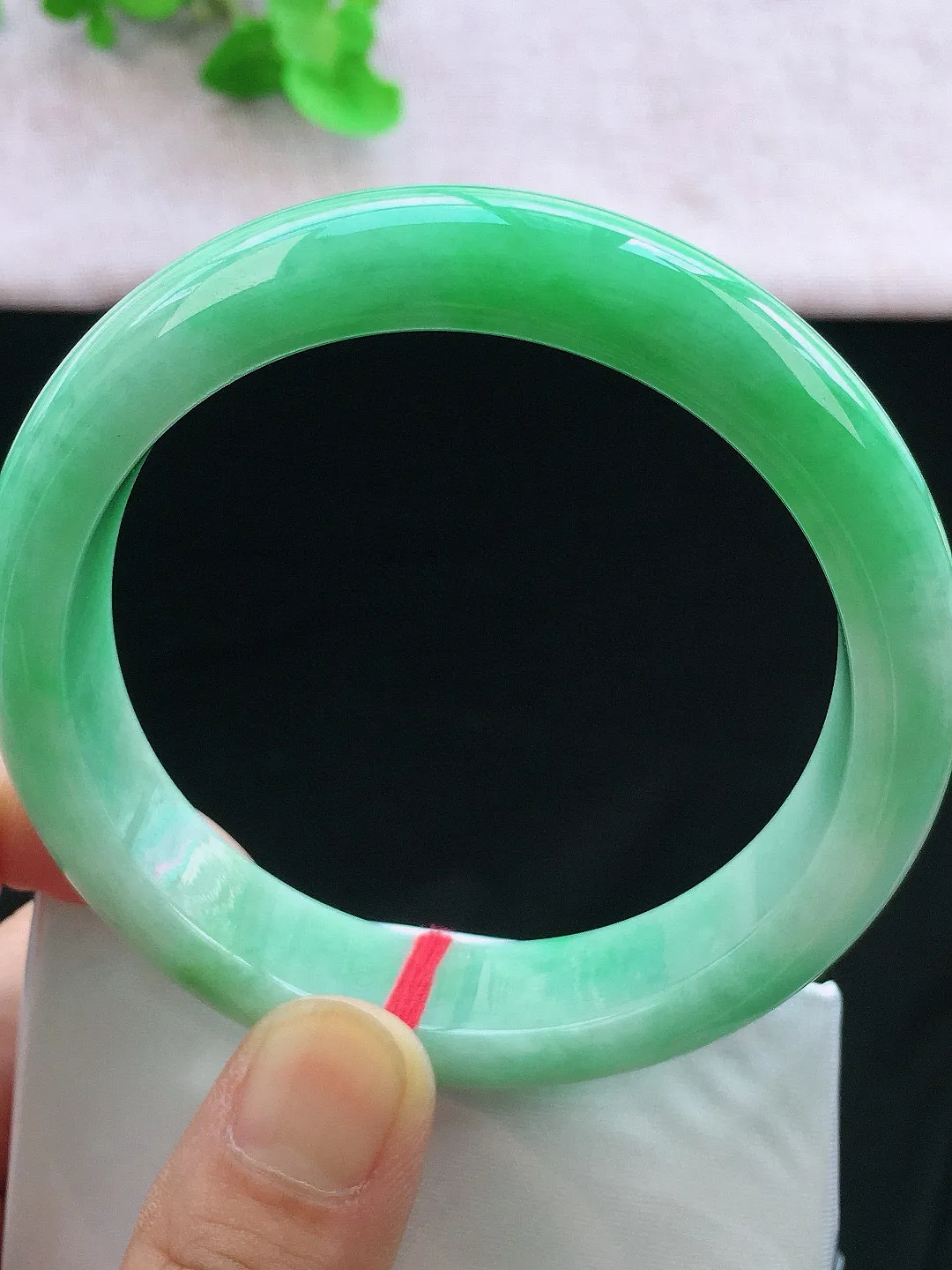 正圈52-53可戴，种老水足，尺寸52.7/11.8/7.8mm，冰飘绿正圈翡翠手镯