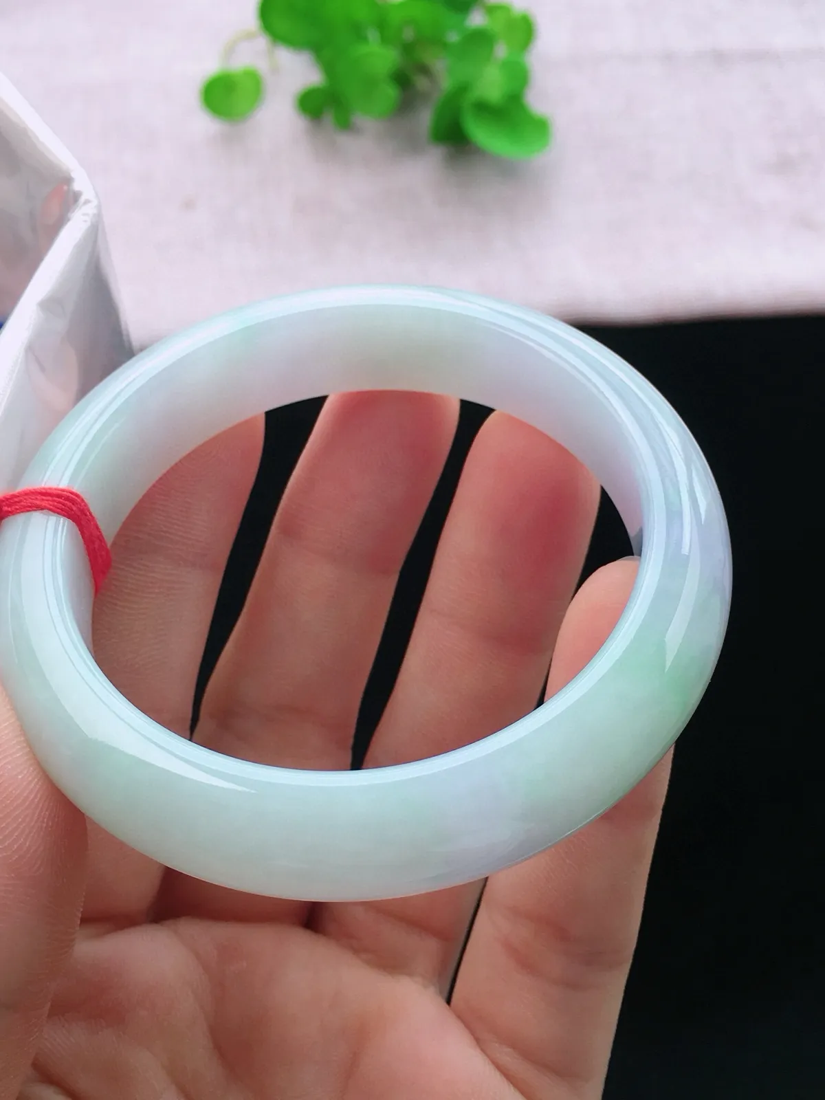 正圈55-56可戴，种老水足，尺寸55.9/12.5/8.7mm，春彩正圈翡翠手镯
